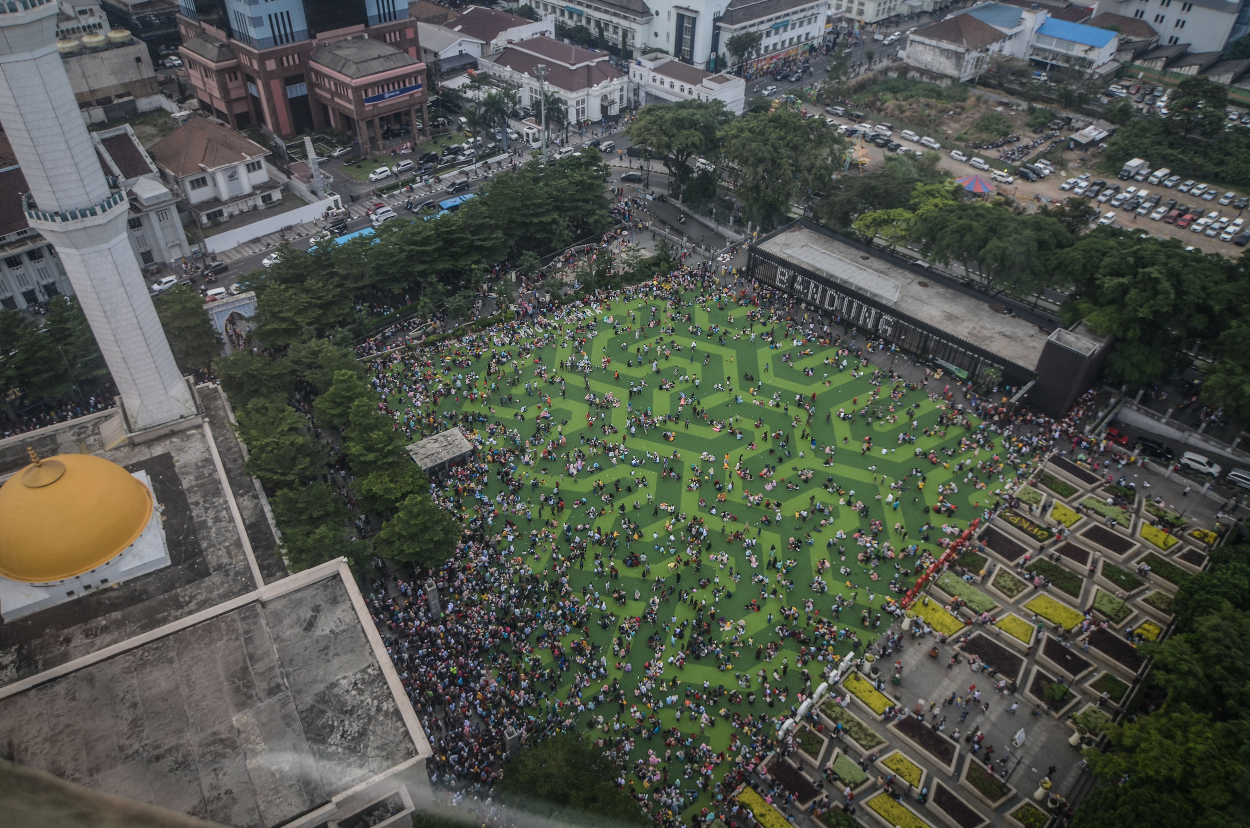 Foto udara warga memadati alun-alun Masjid Raya Bandung di Jawa Barat.