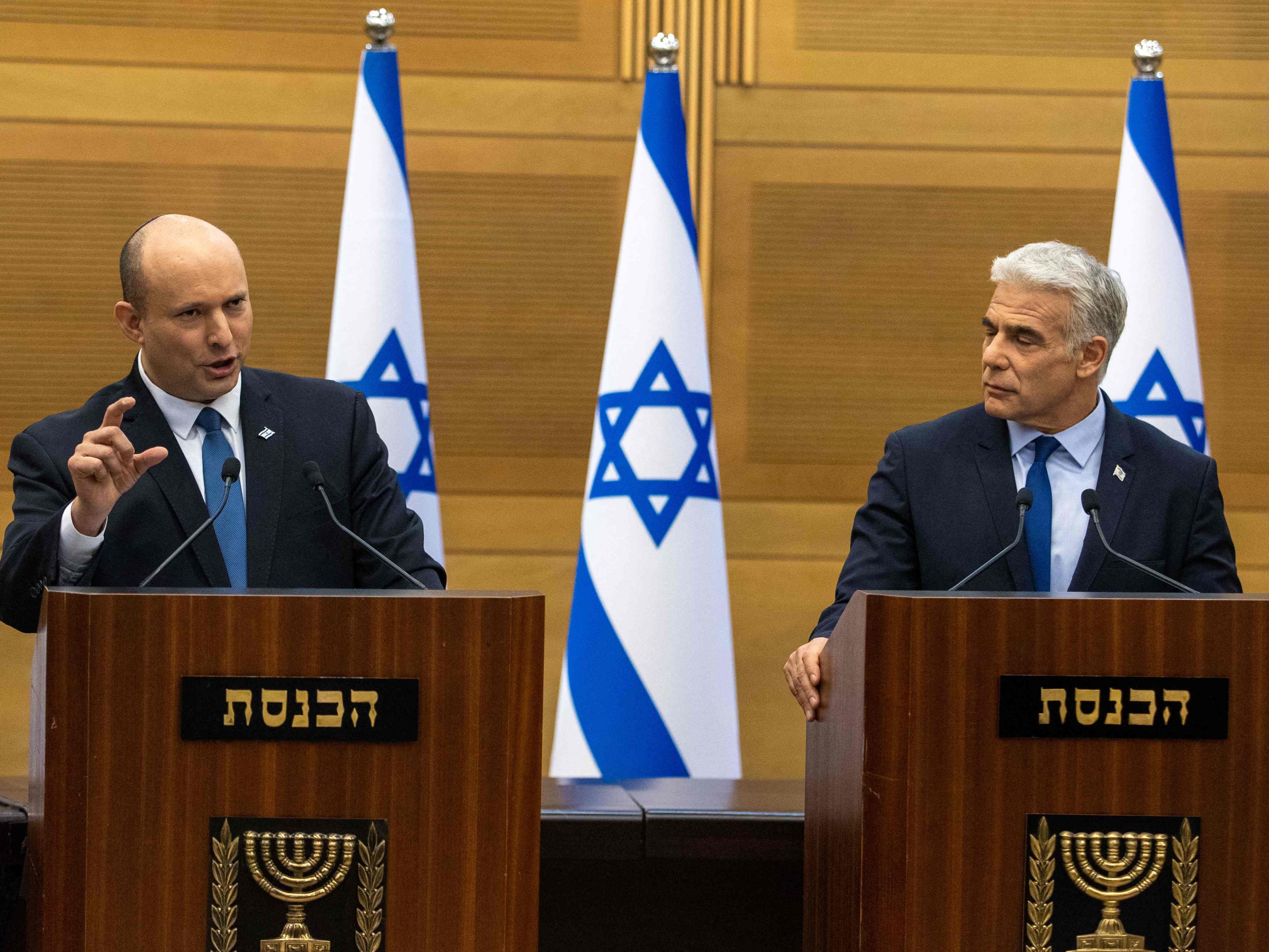 Perdana Menteri Israel Naftali Bennett (kiri) dan Menteri Luar Negeri Yair Lapid membuat pernyataan bersama kepada pers, Senin (20/6).