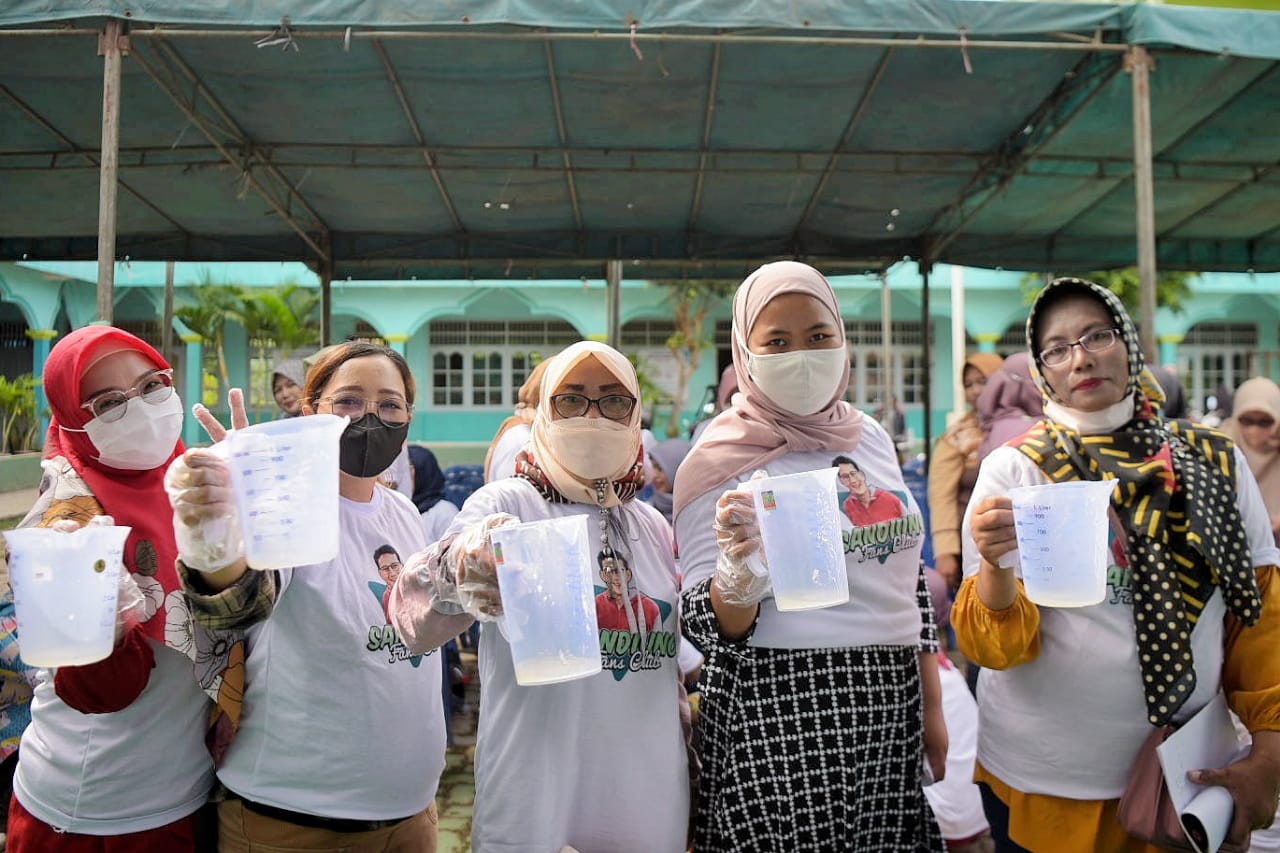 Relawan Sandi Uno Fans Club Jakarta Timur menggelar pelatihan pembuatan sabun cuci bagi Emak-emak, Kamis (23/6)