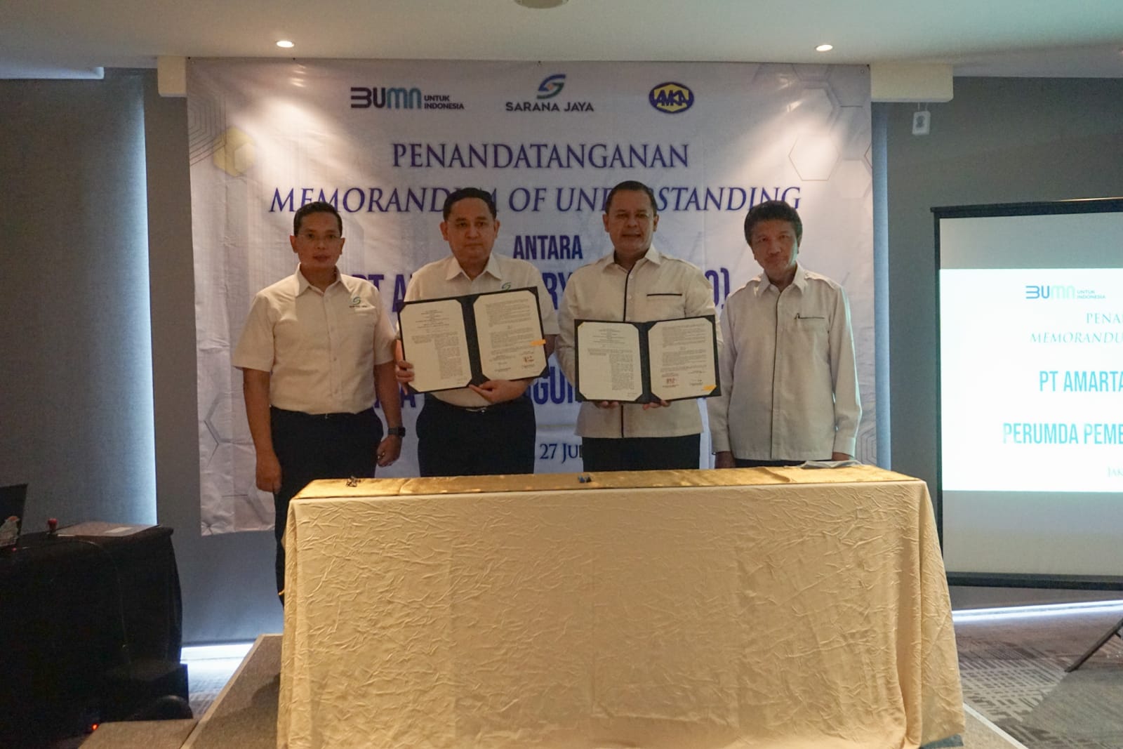 Penandatangan MoU kerja sama strategis Sarana jaya dan Amarta Karya dalam pembangunan Halim Sky Residence