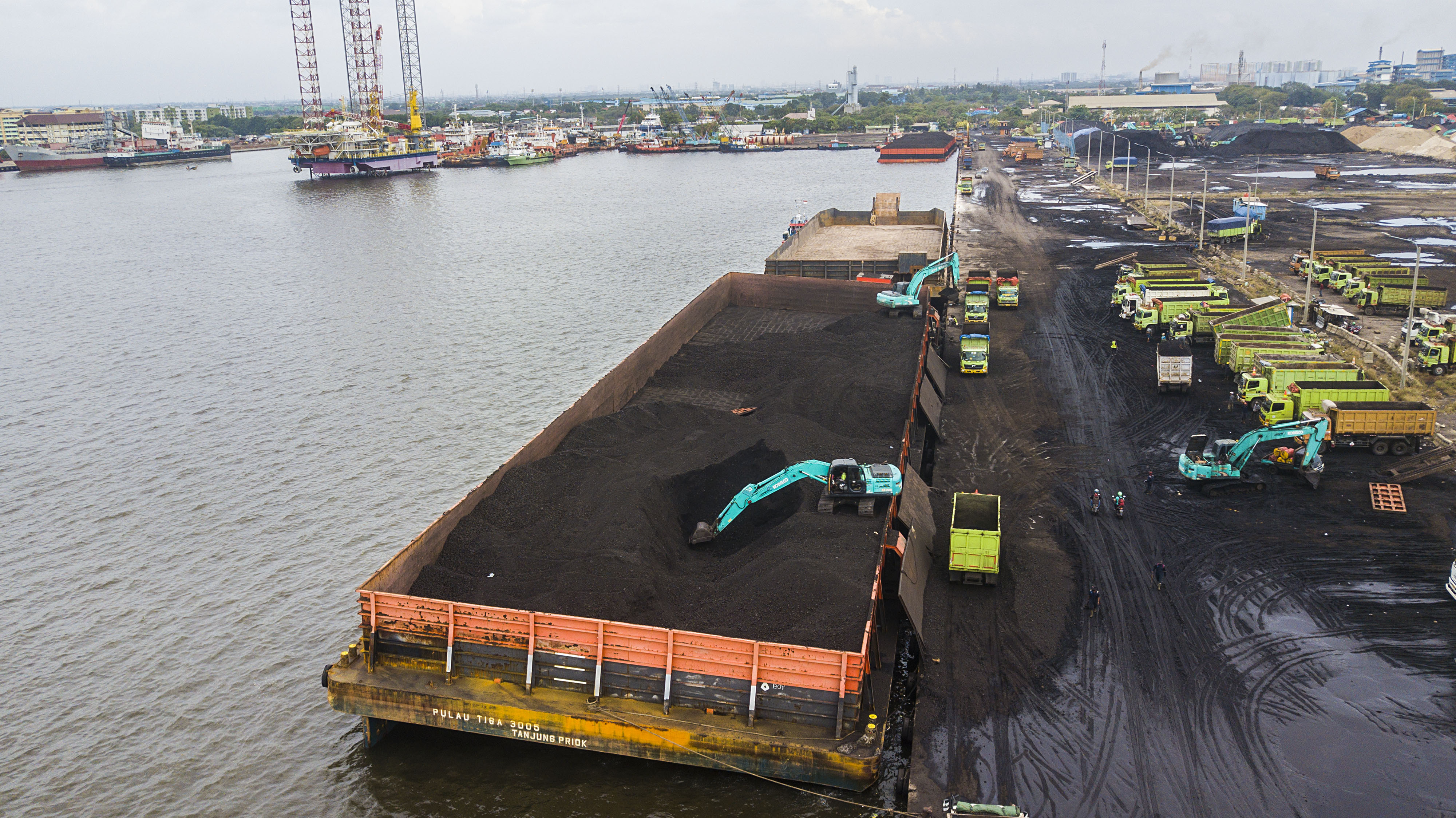 Aktivitas bongkar muat batu bara di kawasan pelabuhan PT KCN, Marunda, Jakarta.