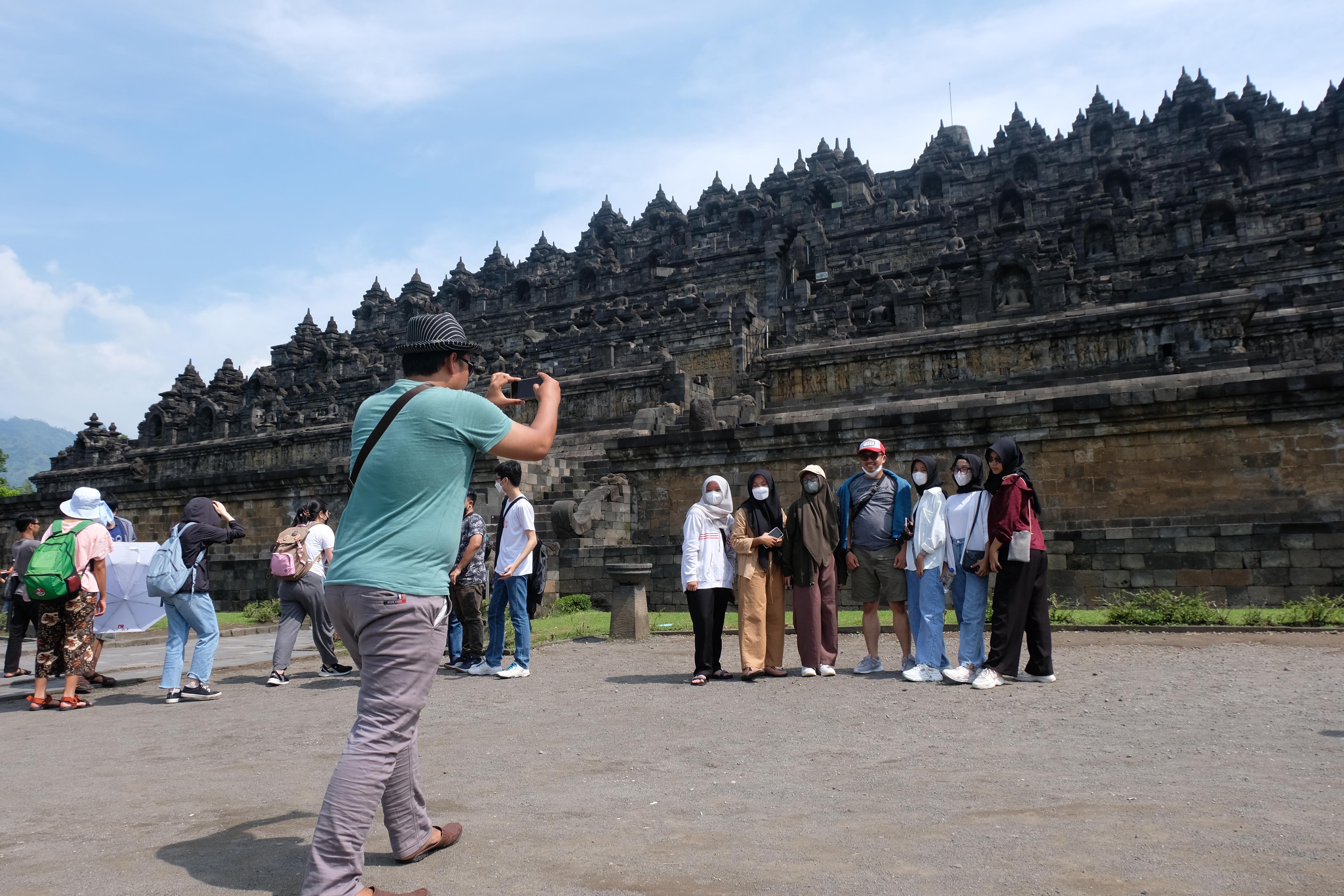 Potret pengunjung berwisata di area Candi Borobudur, Magelang, Jawa Tengah.