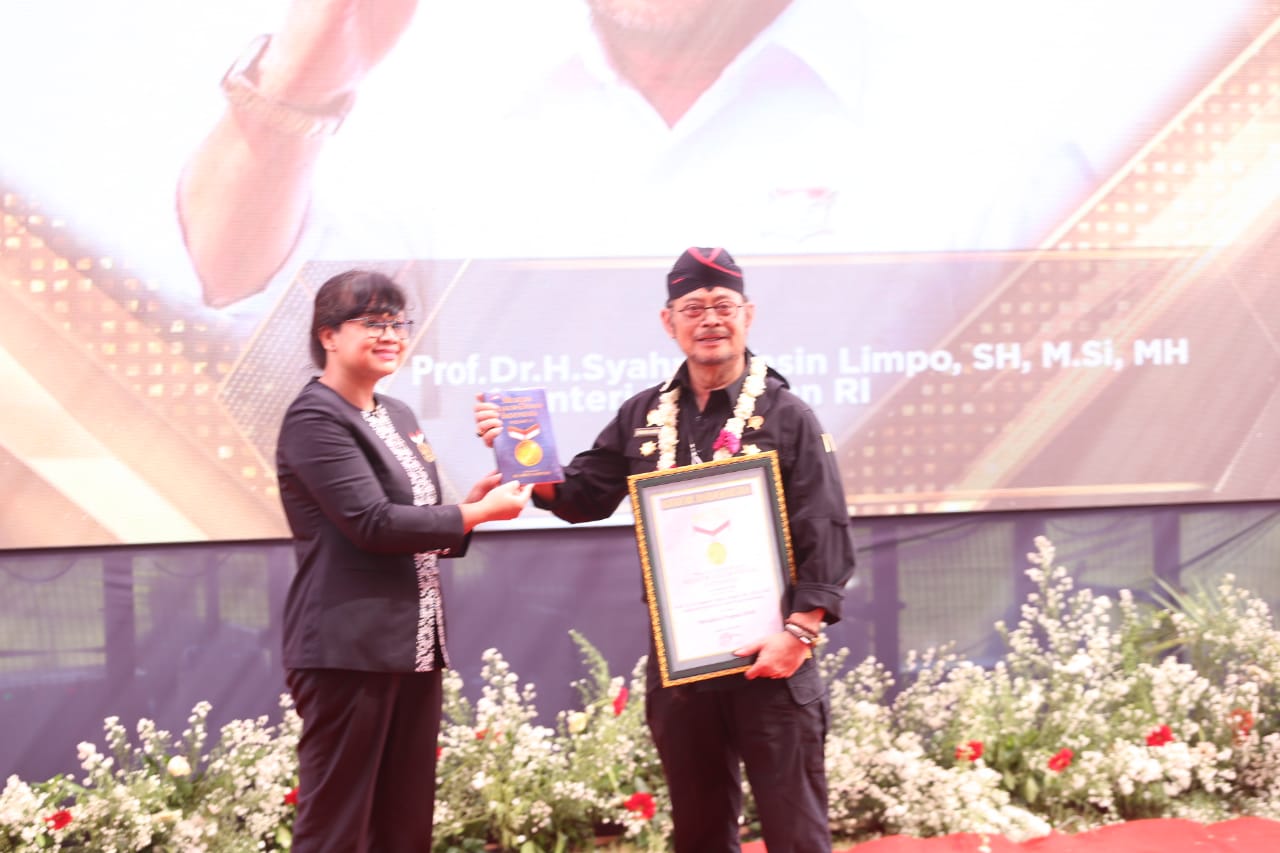 Mentan SYL meraih sertifikat Museum Rekor Indonesia (MURI) sebagai pemrakarsa Gerakan Indeks Pertanaman (IP) 400.