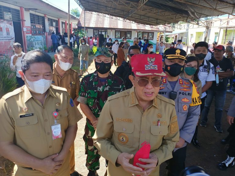 Bupati Kabupaten Minahasa, Royke Octavianus Roring melihat dari dekat situasii Pemilihan Langsung Hukum Tua Serentak
