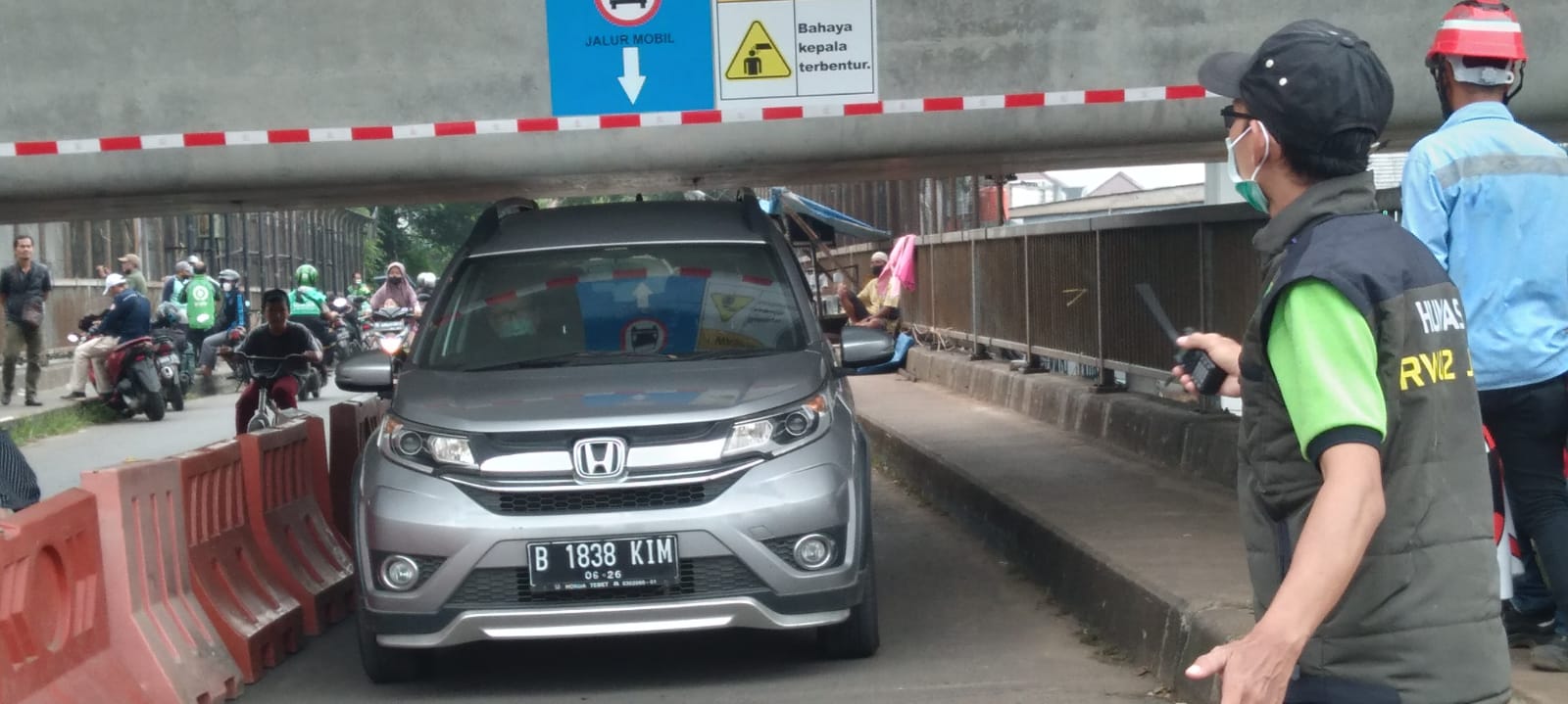 Mobil melintas di Jembatan yang terimbas proyek kereta cepat Jakarta-Bandung di Pondok Gede, Bekasi