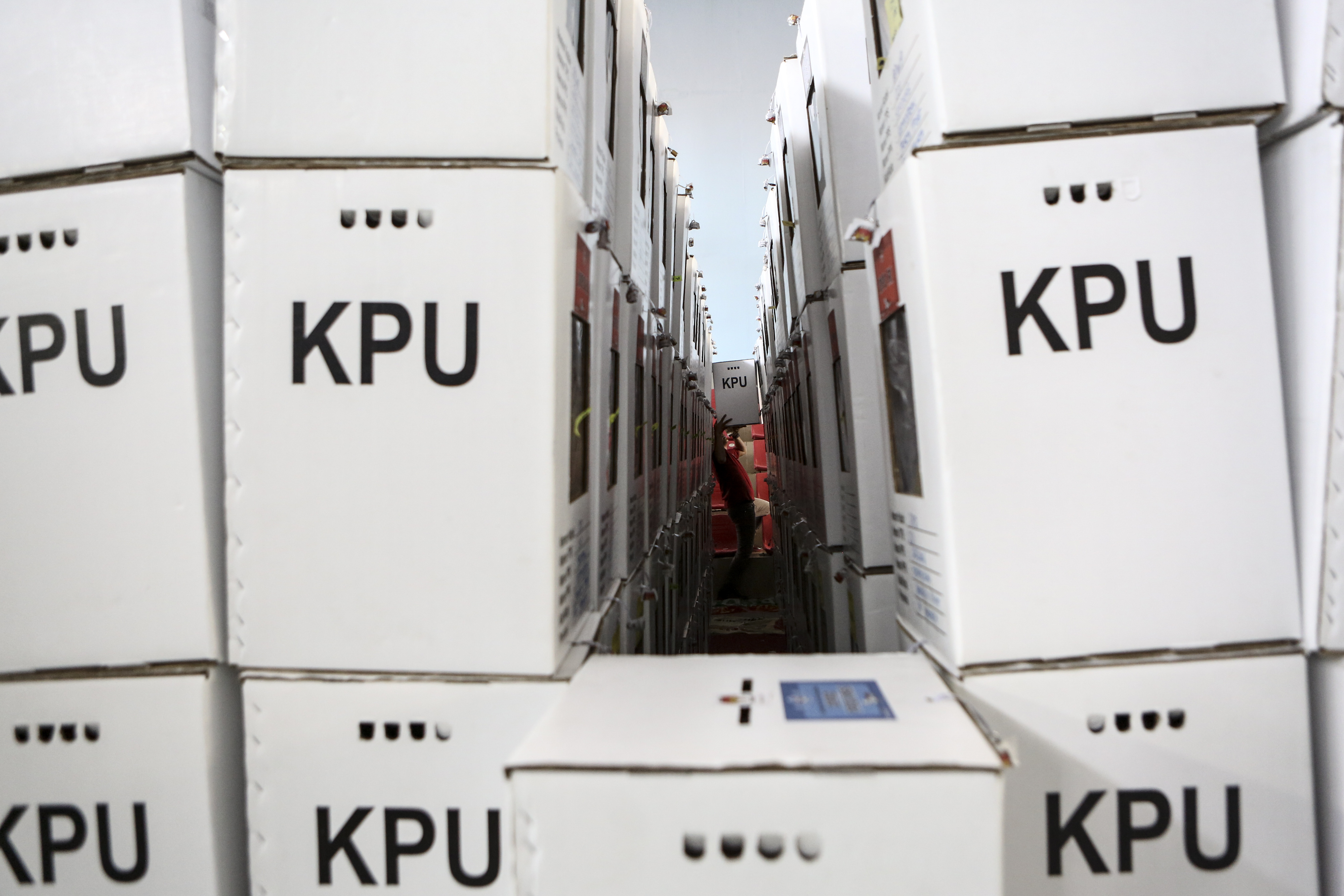 Petugas menyusun kotak suara KPU untuk kebutuhan logistik pemilu.