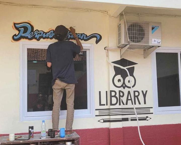 Kegiatan renovasi sekolah yang dilakukan Octa Investama Berjangka di wilayah Depok, Jawa Barat.