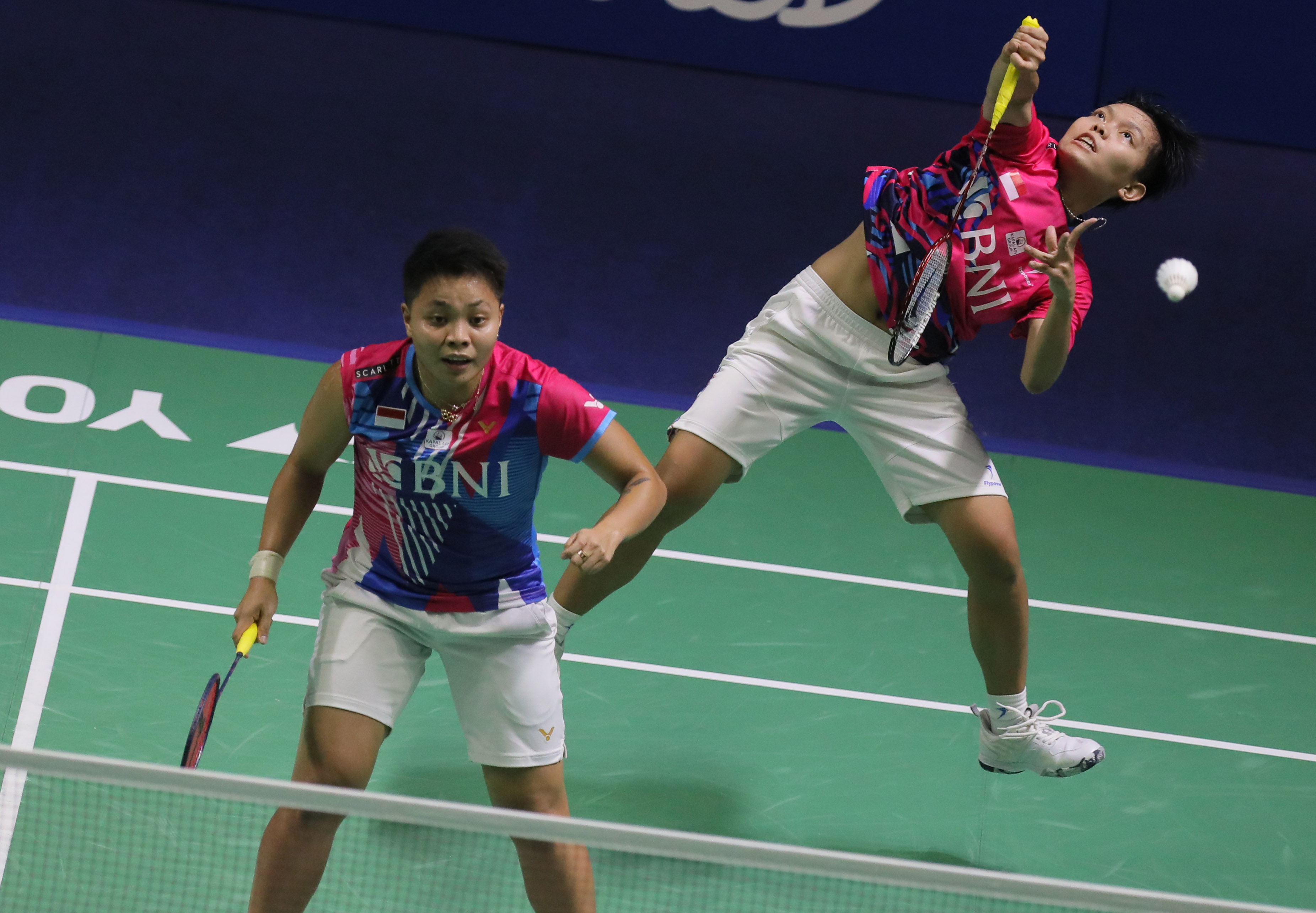 Pebulu tangkis Siti Fadia/Apriyani Rahayu saat berlaga di babak 32 besar Indonesia Terbuka.