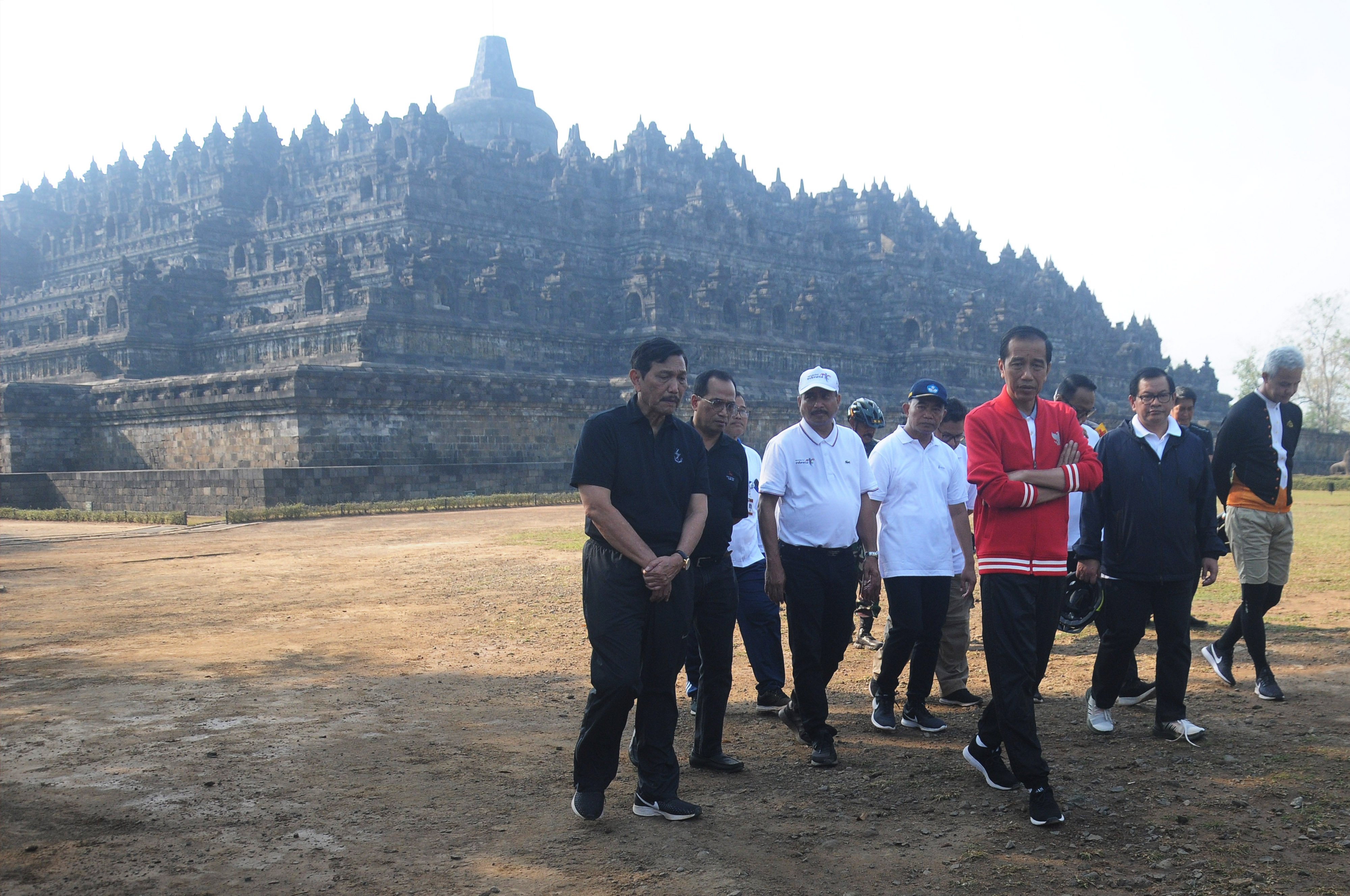 Presiden Joko Widodo (tengah) didampingi sejumlah menteri mengunjungi Candi Borobudur