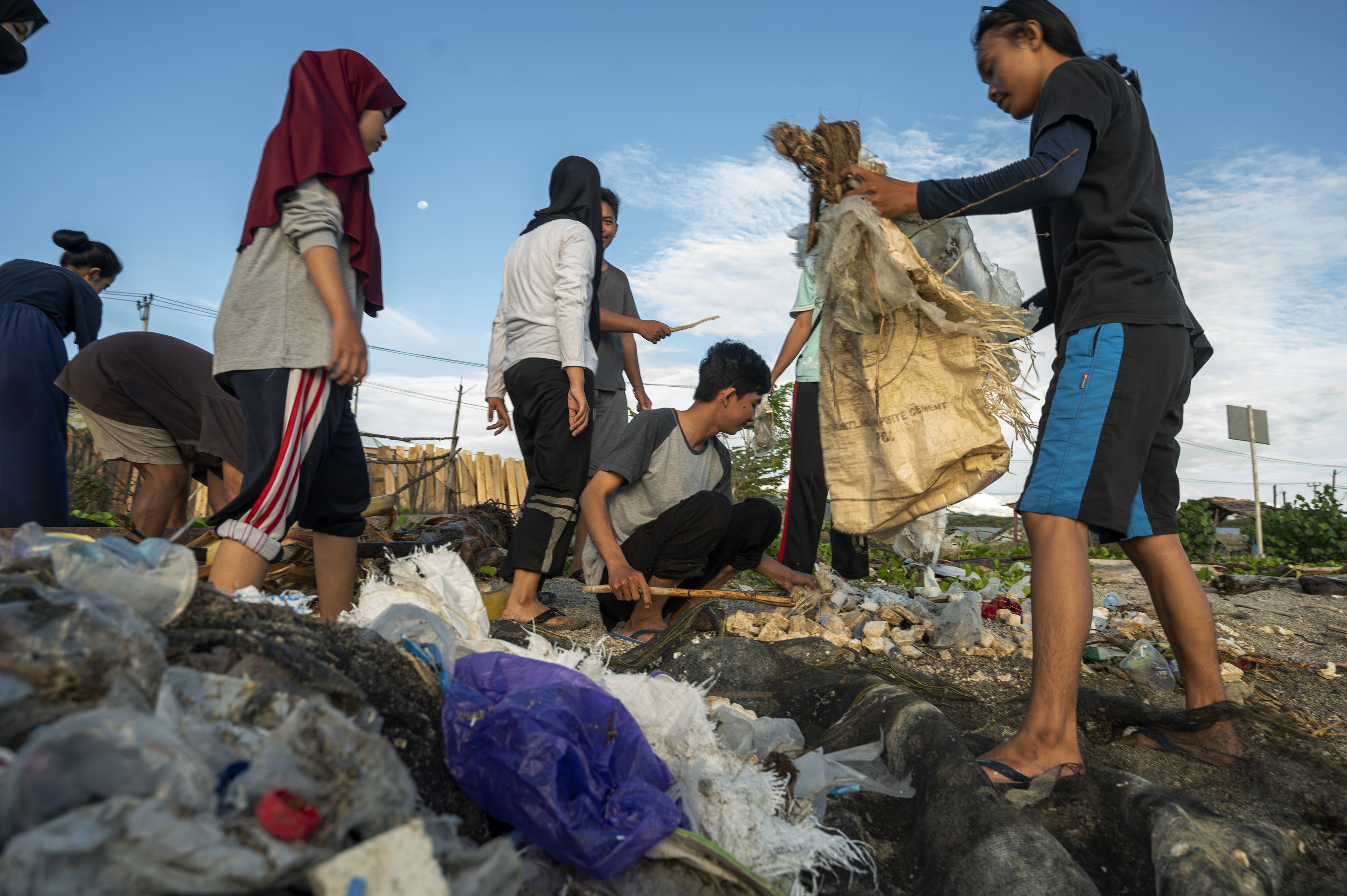 Ilustrasi bersih-bersih pantai 