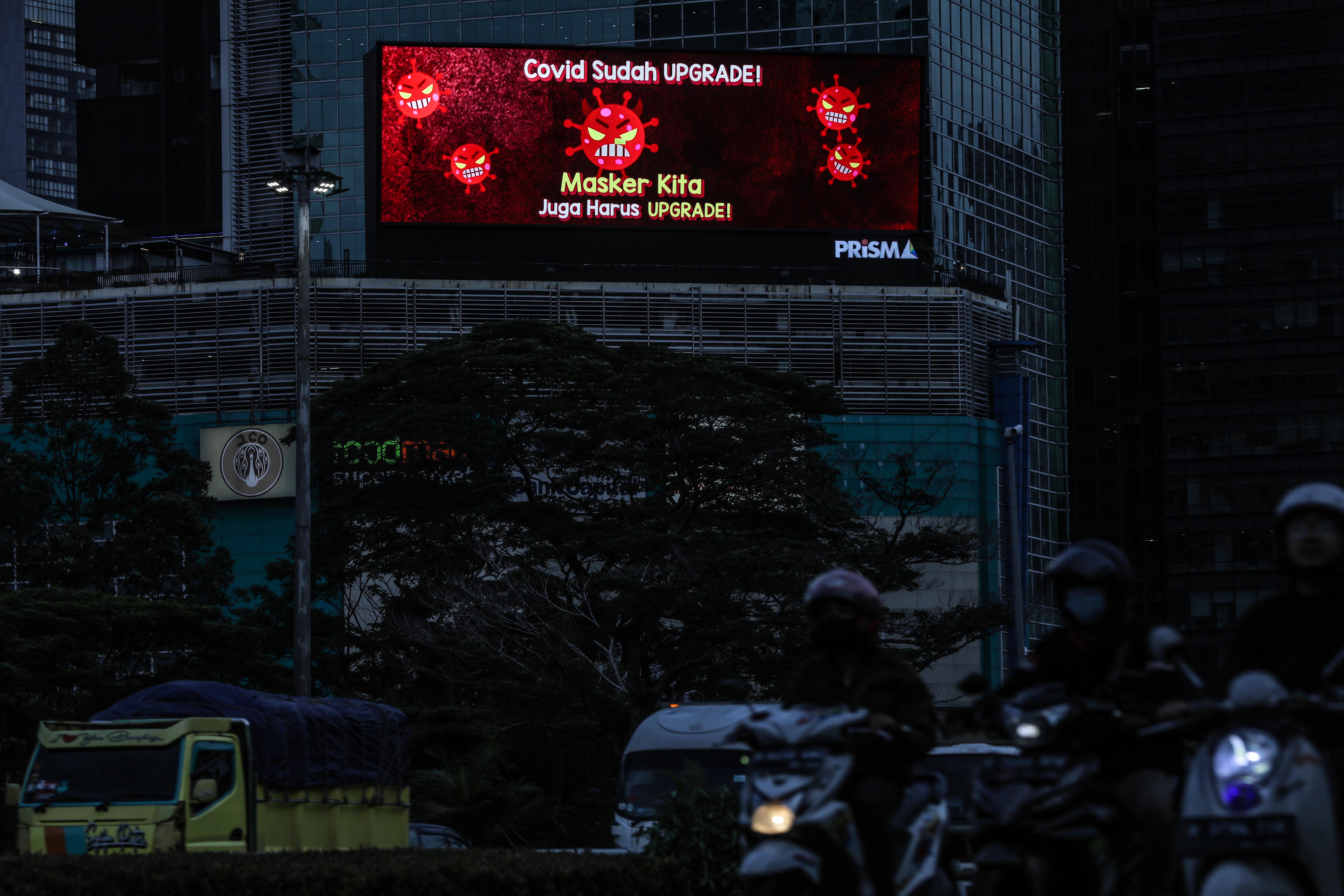 Layar monitor berisi himbauan terkait Covid-19 varian Omikron terpasang di salah satu gedung kawasan Semanggi, Jakarta.