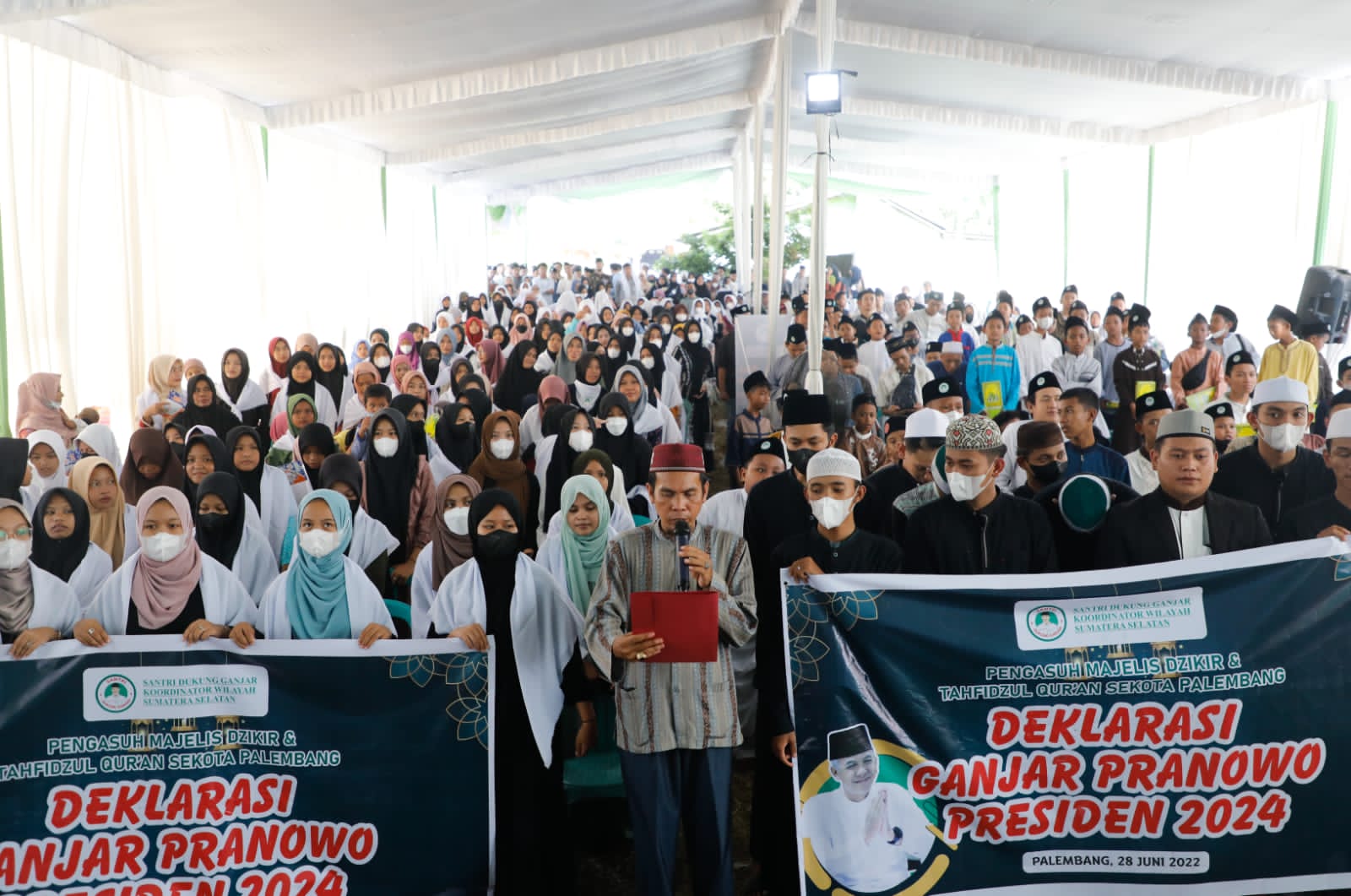  Ribuan ulama, santri, dan masyarakat umum di Sumatra Selatan mendoakan Ganjar jadi RI 1, di Jl. Soekarno Hatta, Kampung Sukasari RT 015/05