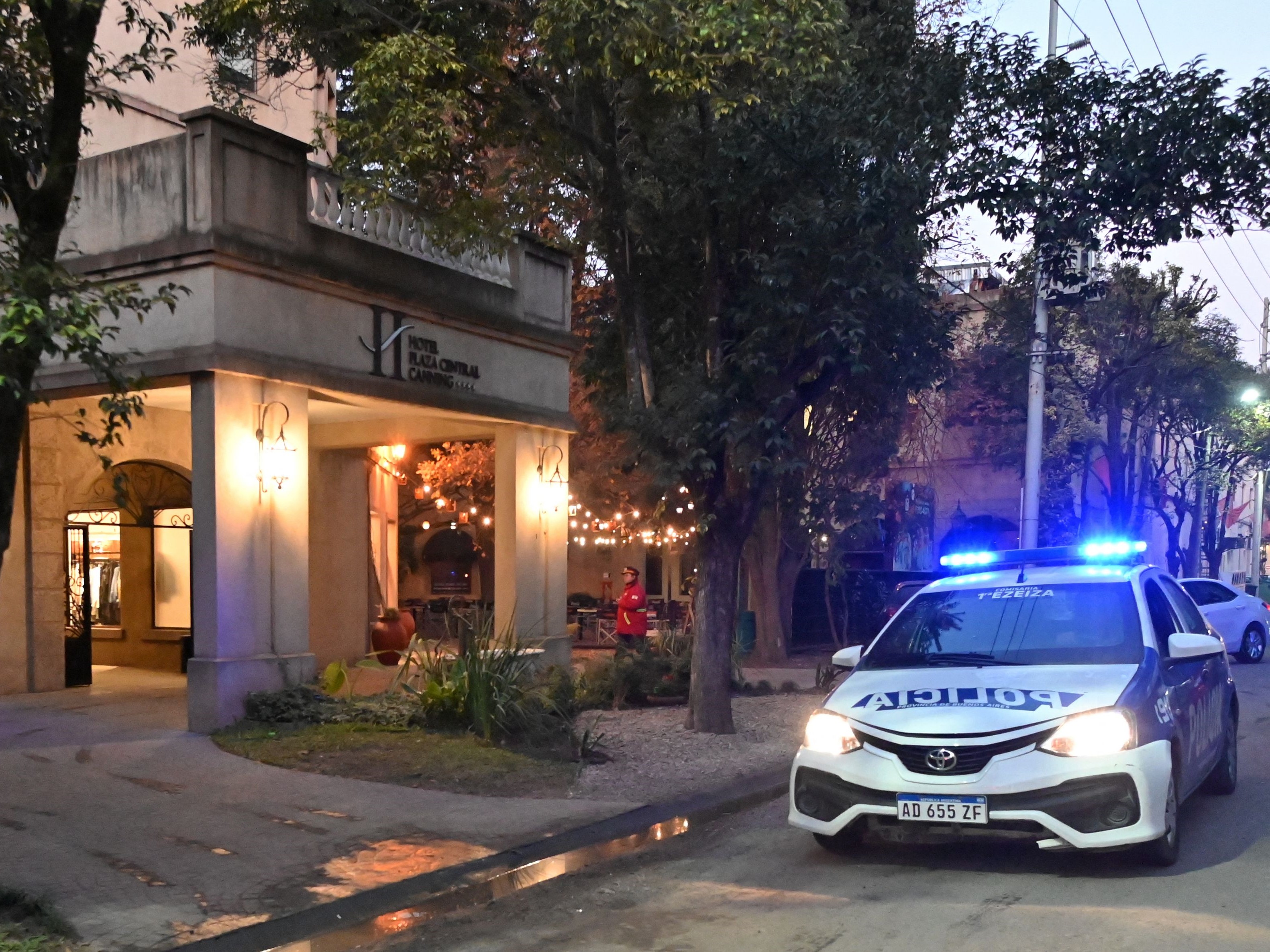 Mobil polisi terlihat di luar hotel tempat awak Boeing 747-300 dari maskapai Venezuelan Emtrasur Cargo.