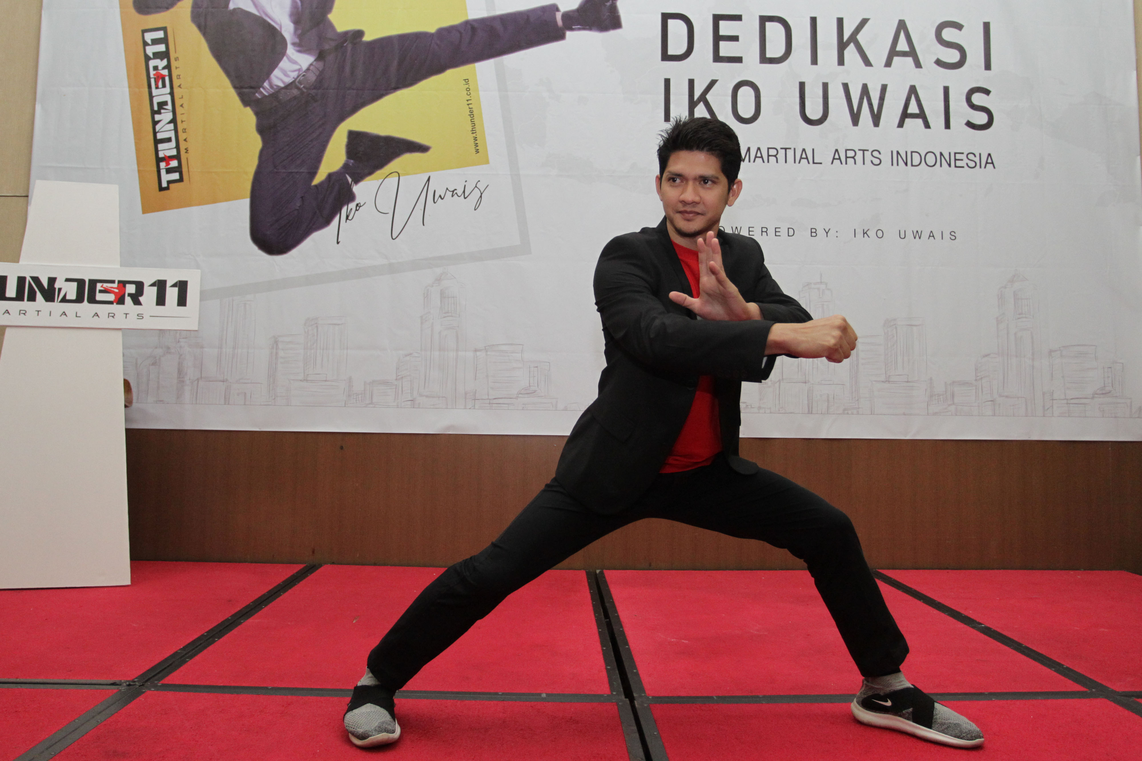 Aktor laga Iko Uwais berpose dengan kuda-kuda pencak silat 
