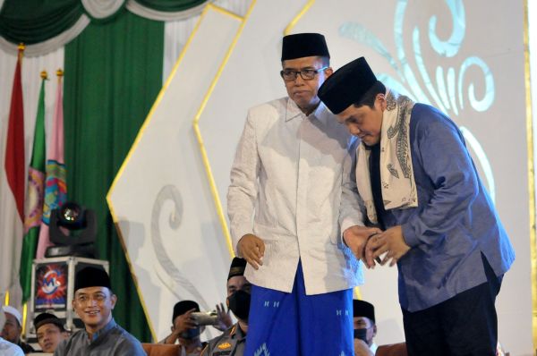 Menteri BUMN Erick Thohir (kanan)