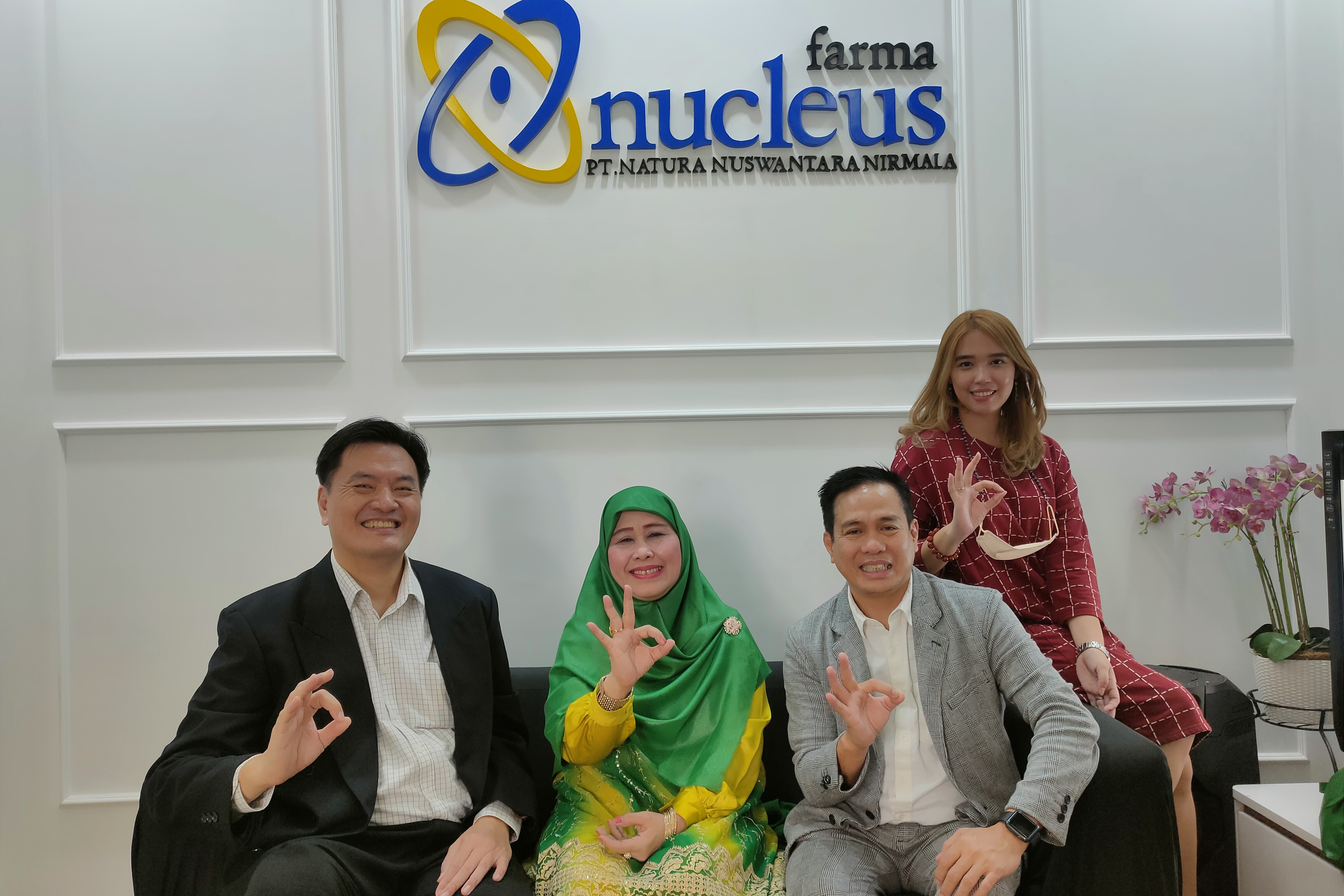 Henry Komala (kiri) dan Edward Basilianus (tiga dari kiri).