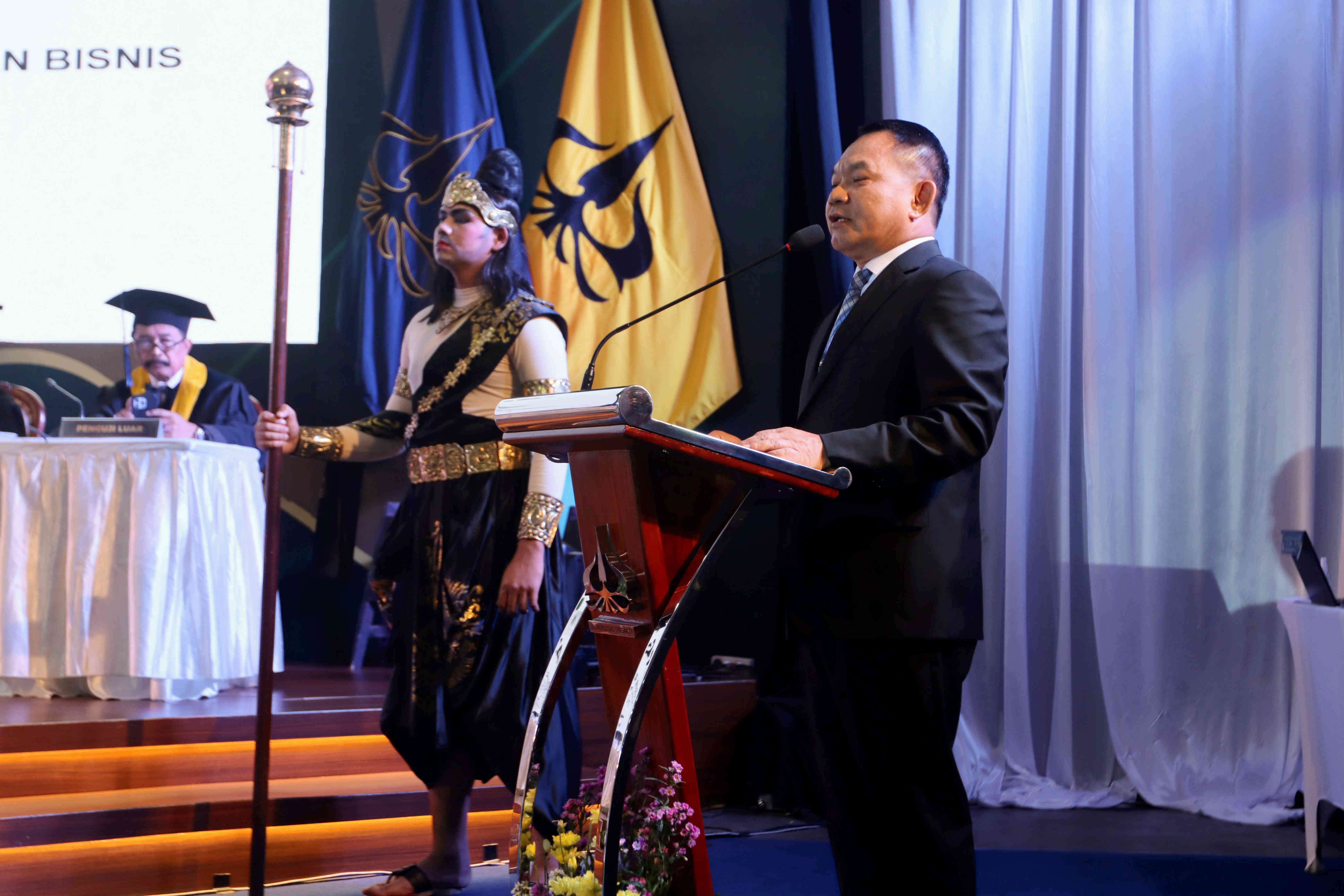 KSAD Jenderal Dudung Abdurrachman saat mempertahankan disertasinya di Program Doktoral Universitas Trisakti