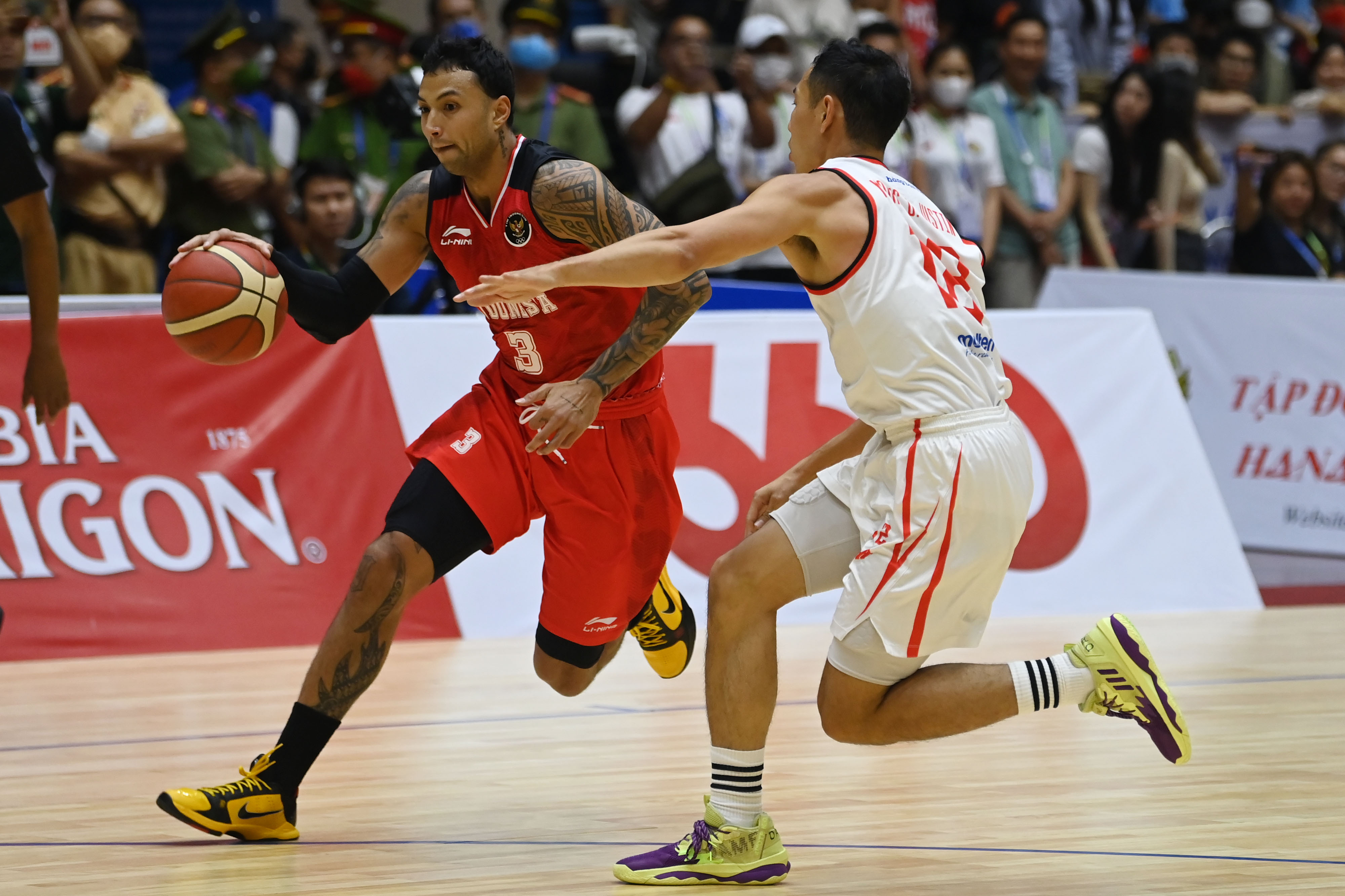 Pebasket Indonesia berebut bola dengan pebasket Vietnam dalam laga lanjutan SEA Games 2021.