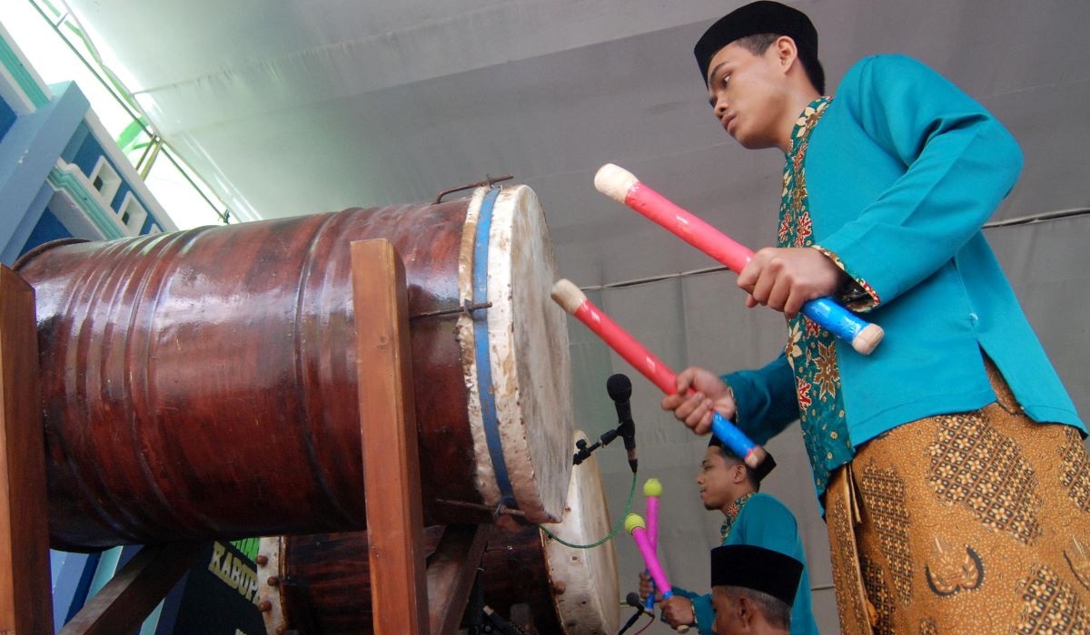 Peserta beraksi saat Festival Tabuh Bedug Gema Takbir Iduladha di Alun-Alun Kota, Kabupaten Kebumen, Jawa Tengah, beberapa waktu lalu.