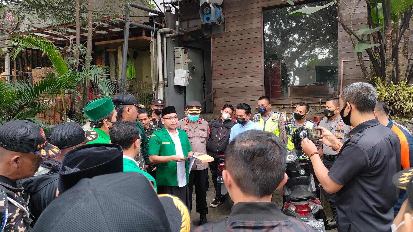 Pengurus dan anggota Ansor Kota Bandung mendatangi gerai Holywings di Jalan Karangsari. 