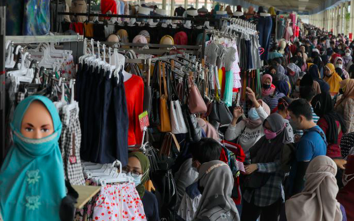 Pengunjung memadati Sky Bridge Pasar Tanah Abang, Jakarta, di masa pandemi covid-19.