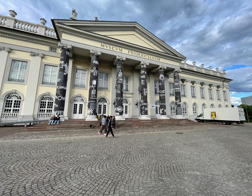 Museum Fridericianum yang menjadi lokasi Gudskul untuk Membuka Sekolah di Documenta 15 di Kassel, Jerman, pada 18 Juni-25 September 2022.