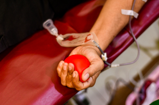 Ilustrasi - Sejumlah karyawan Media Group melakukan donor darah di Komplek Media Group, Kedoya, Jakarta Barat, Senin (30/11/2020).