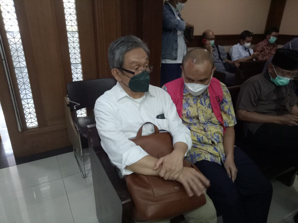 Terdakwa SJ bersama kuasa hukumnya Maqdir Ismail saat pembacaan putusan sela.