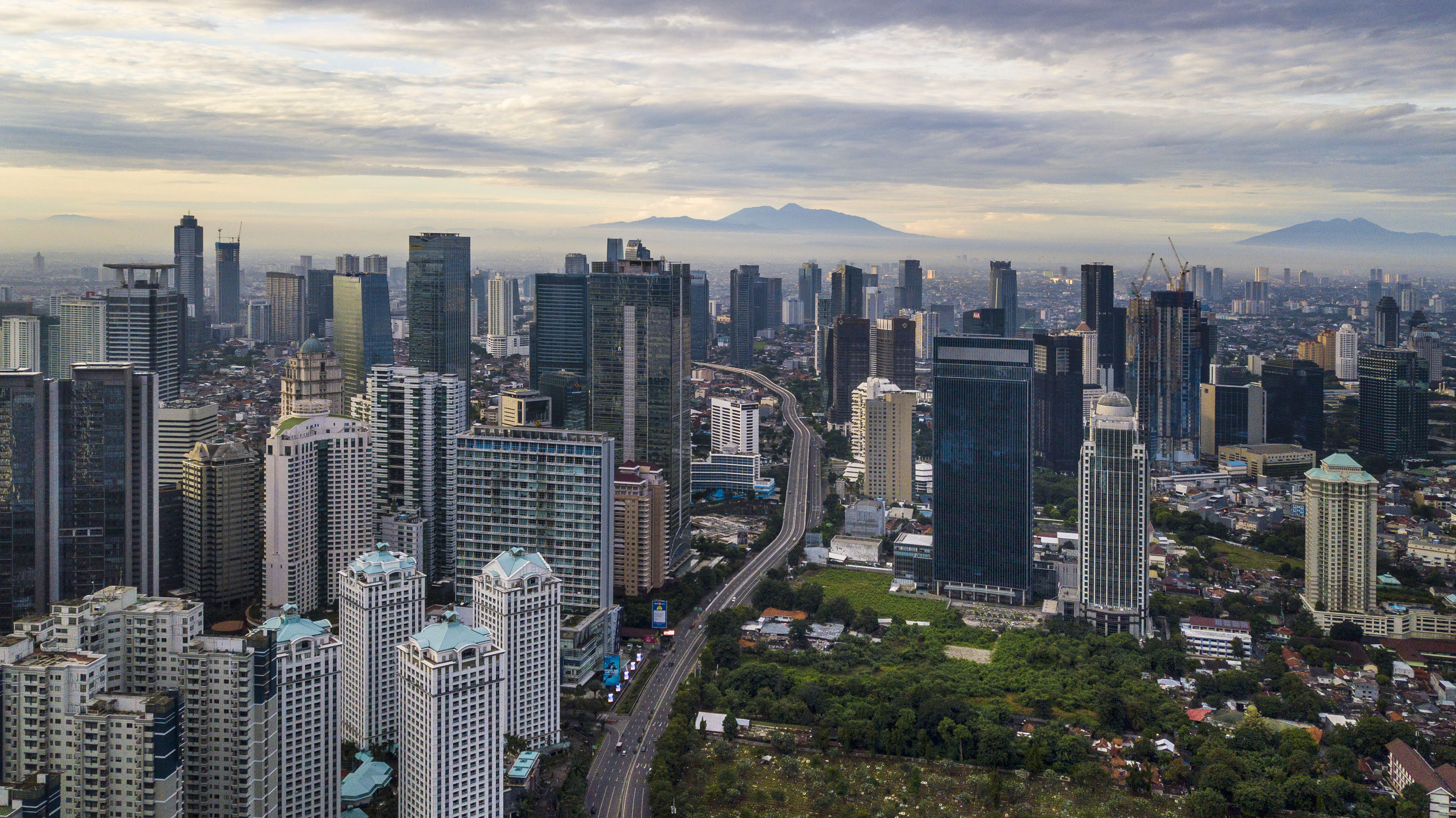 Foto udara gedung-gedung perkantoran di Jakarta.