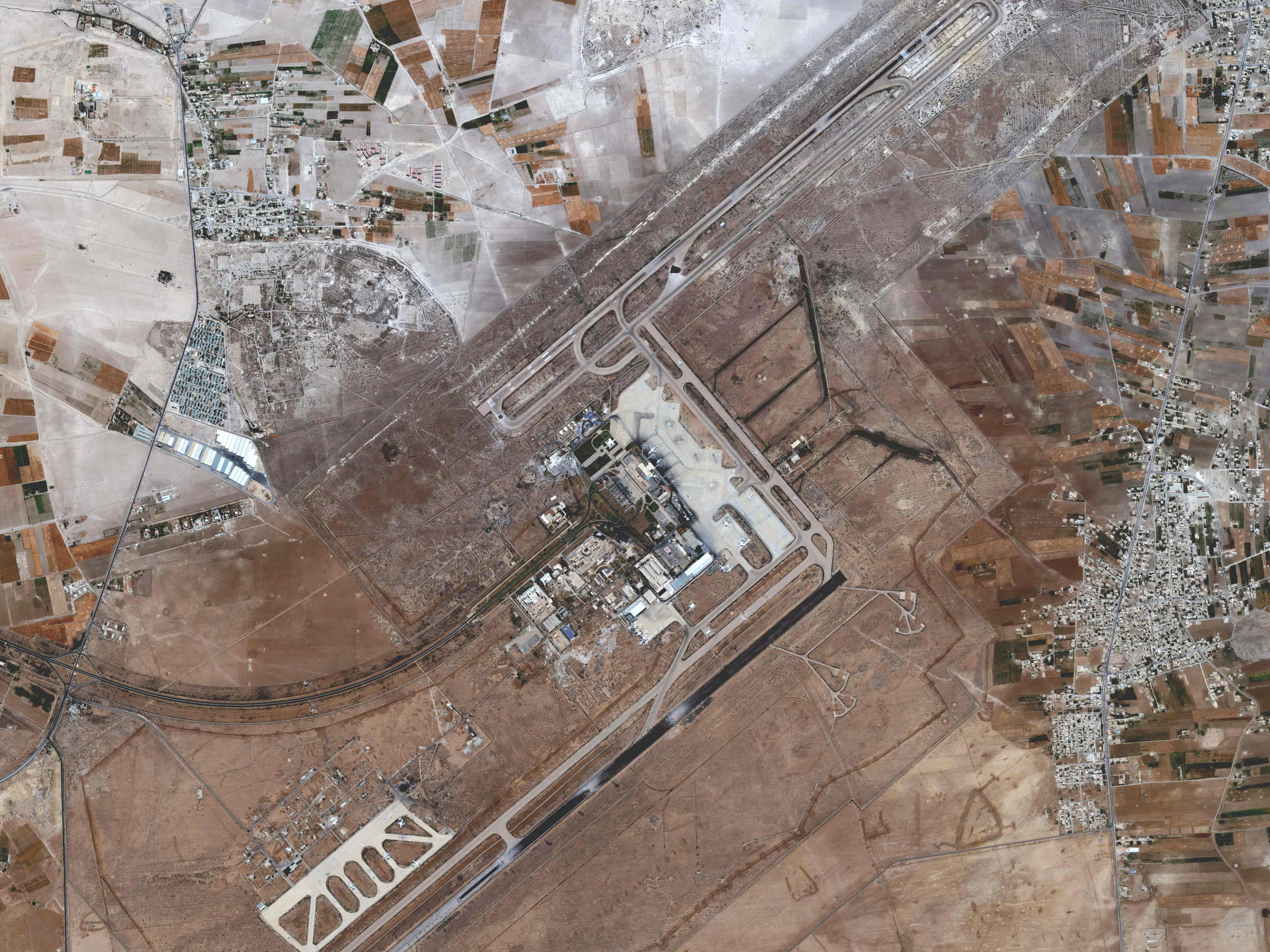 Kerusakan landasan pacu di Bandara Internasional Damaskus di pinggiran tenggara ibu kota Suriah pada 10 Juni 2022.