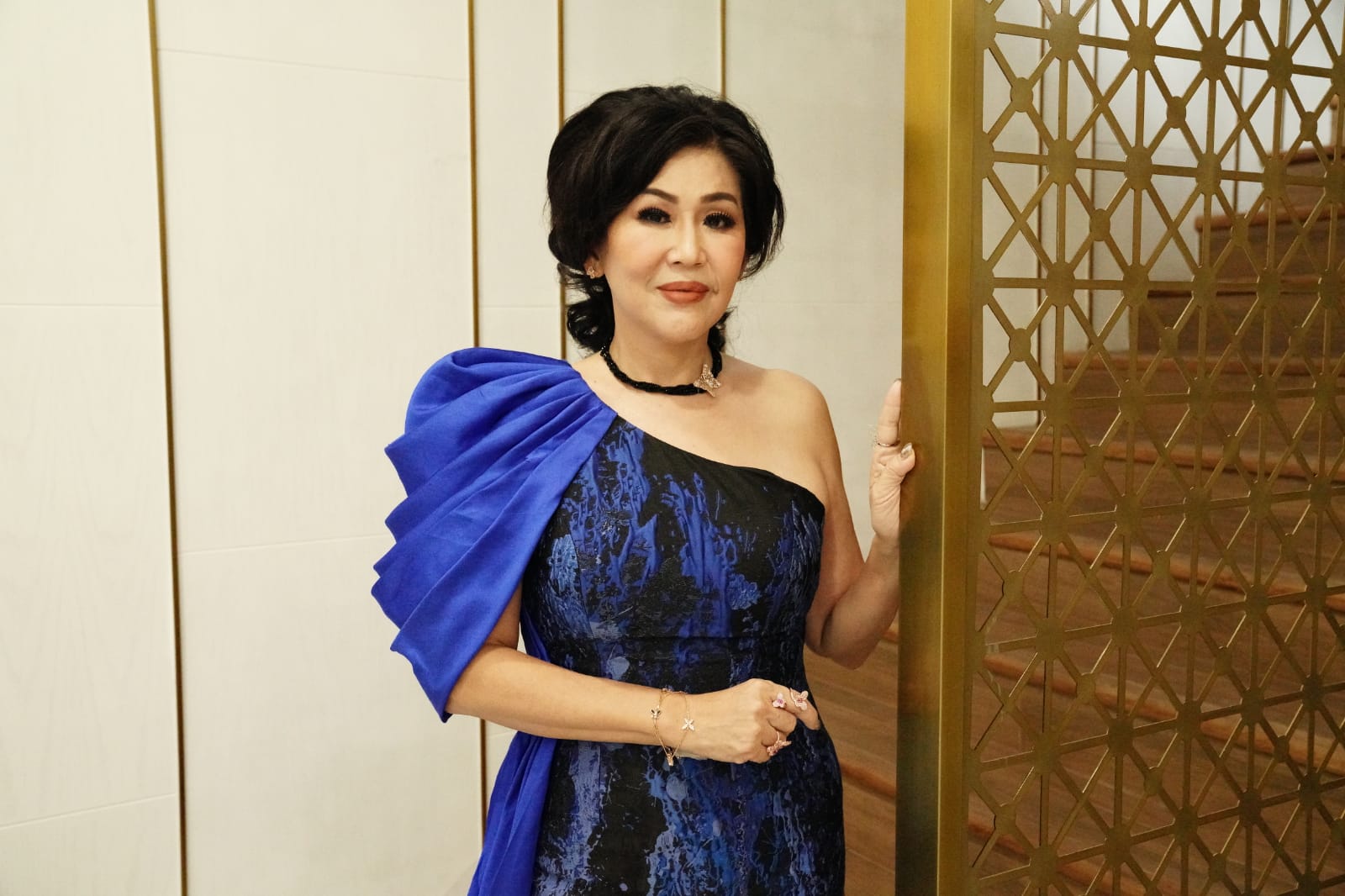 Ester Kristiani, sang desainer sekaligus pemilik perusahaan perhiasan emas brand lokal De Gold.