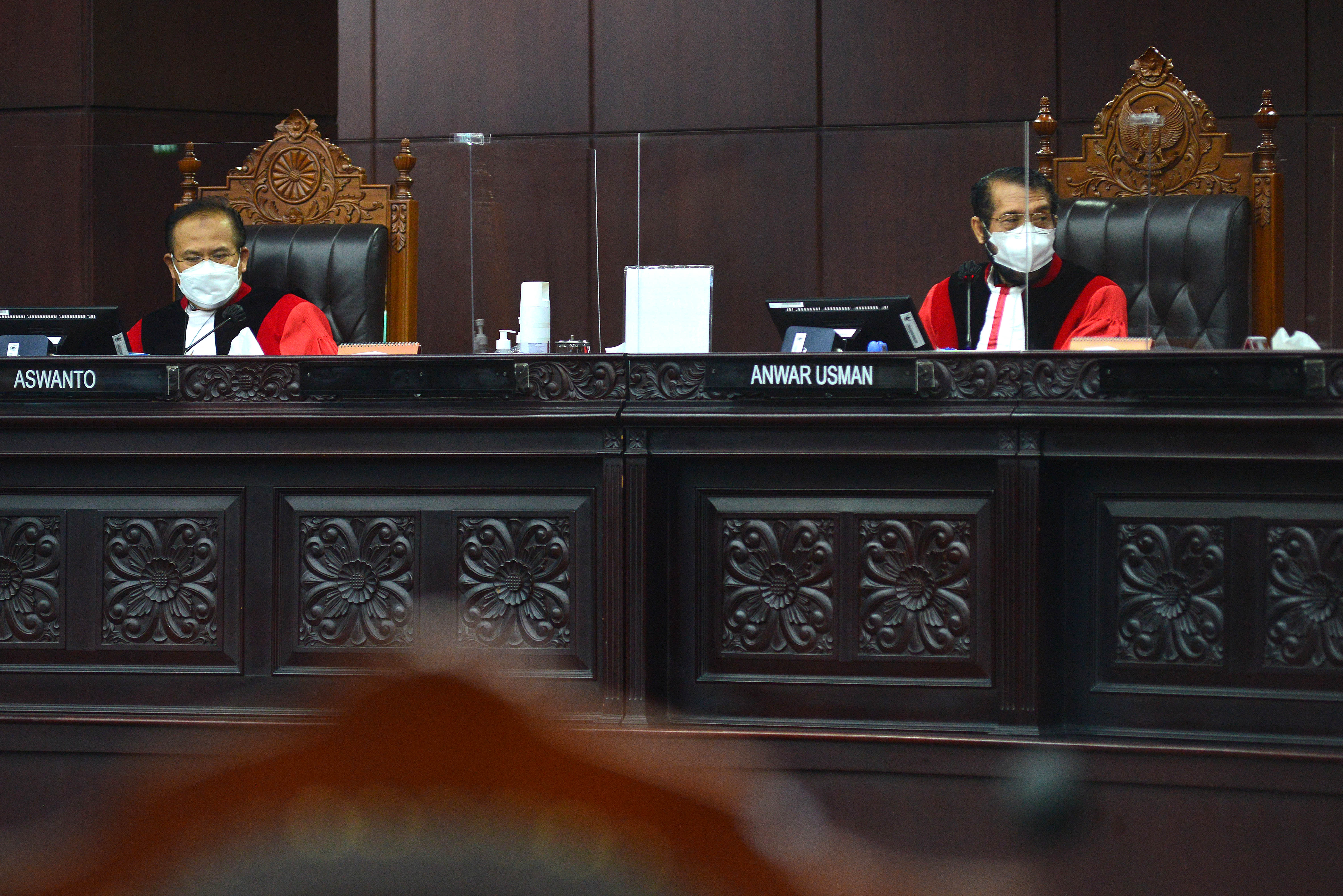 Ketua MK Anwar Usman dan Wakil Ketua MK Aswanto saat memimpin sidang 