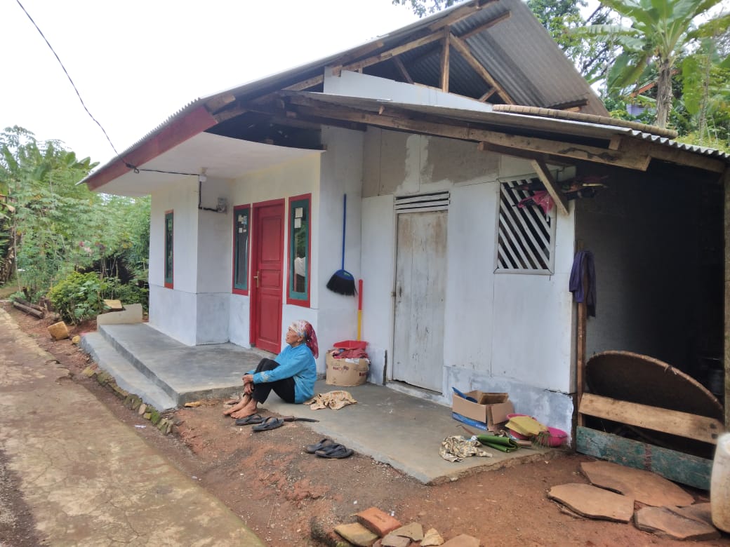 Setelah mendapat bantuan Kemensos, Mirah, lansia yang berusia 77 tahun, bisa tinggal di rumah yang lebih layak.  
