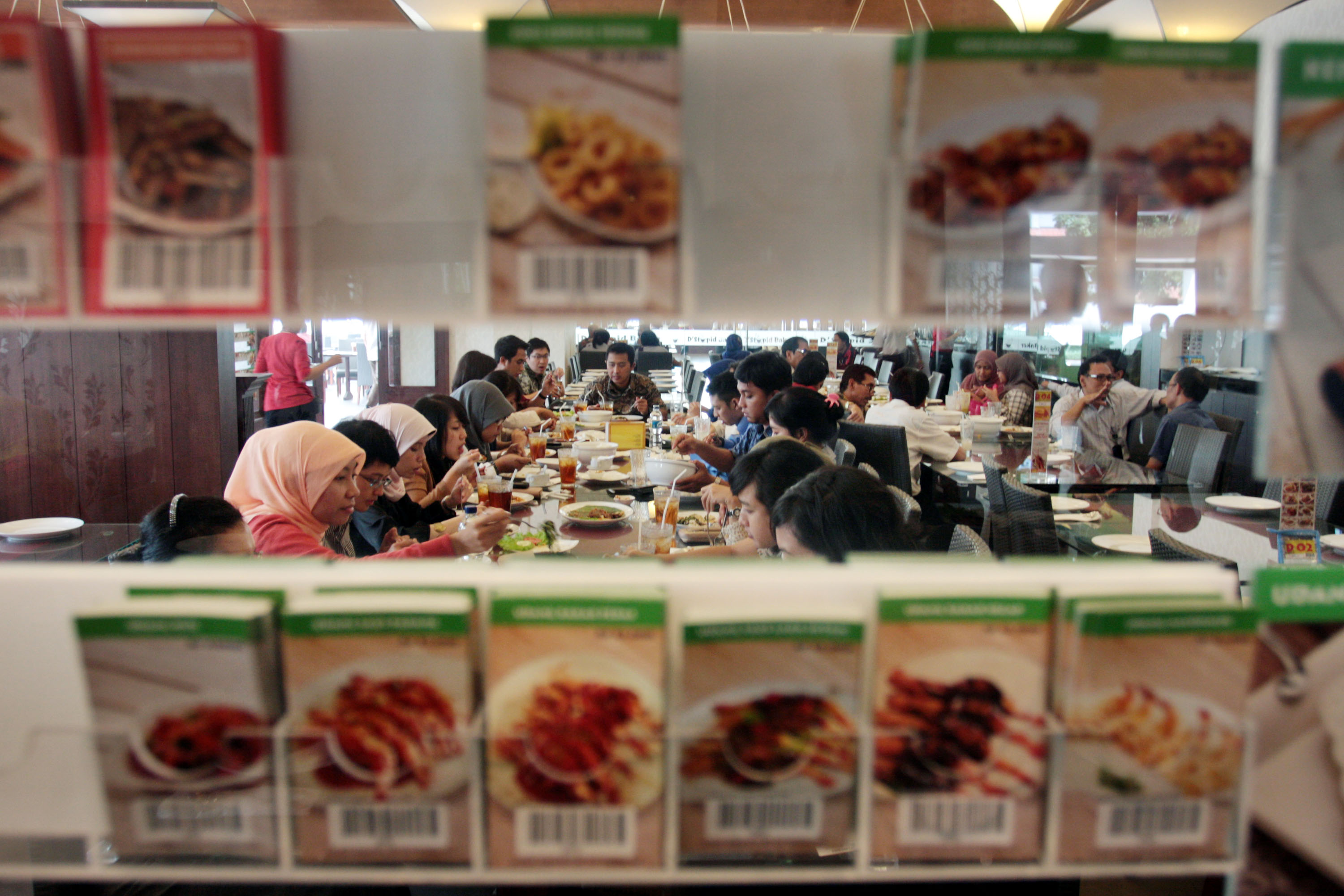 Sejumlah warga makan siang di restoran D'Cost.