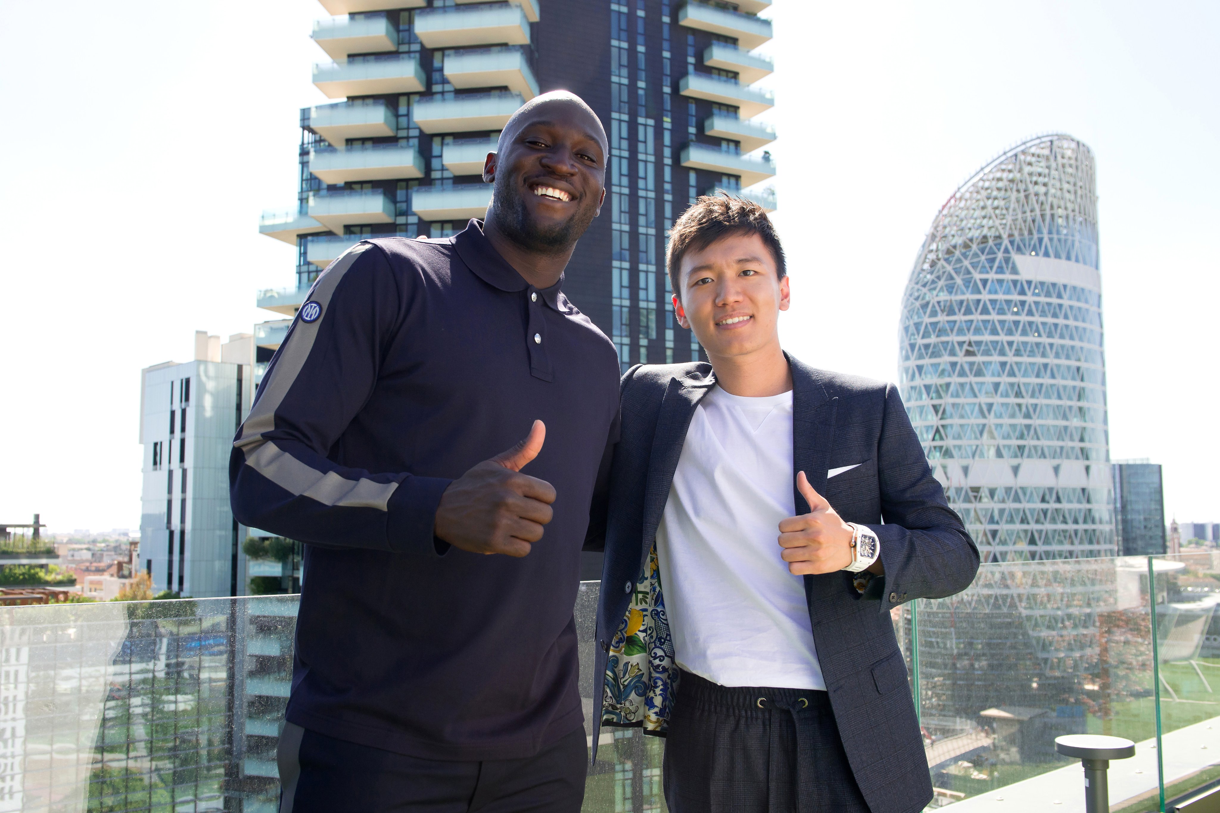 Romelu Lukaku (kiri) bersama Chairman Inter Milan Steven Zhang