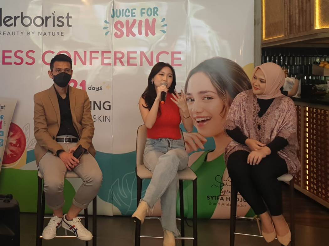 Konferensi pers tentang perawatan kulit yang diselenggarakan herborist.