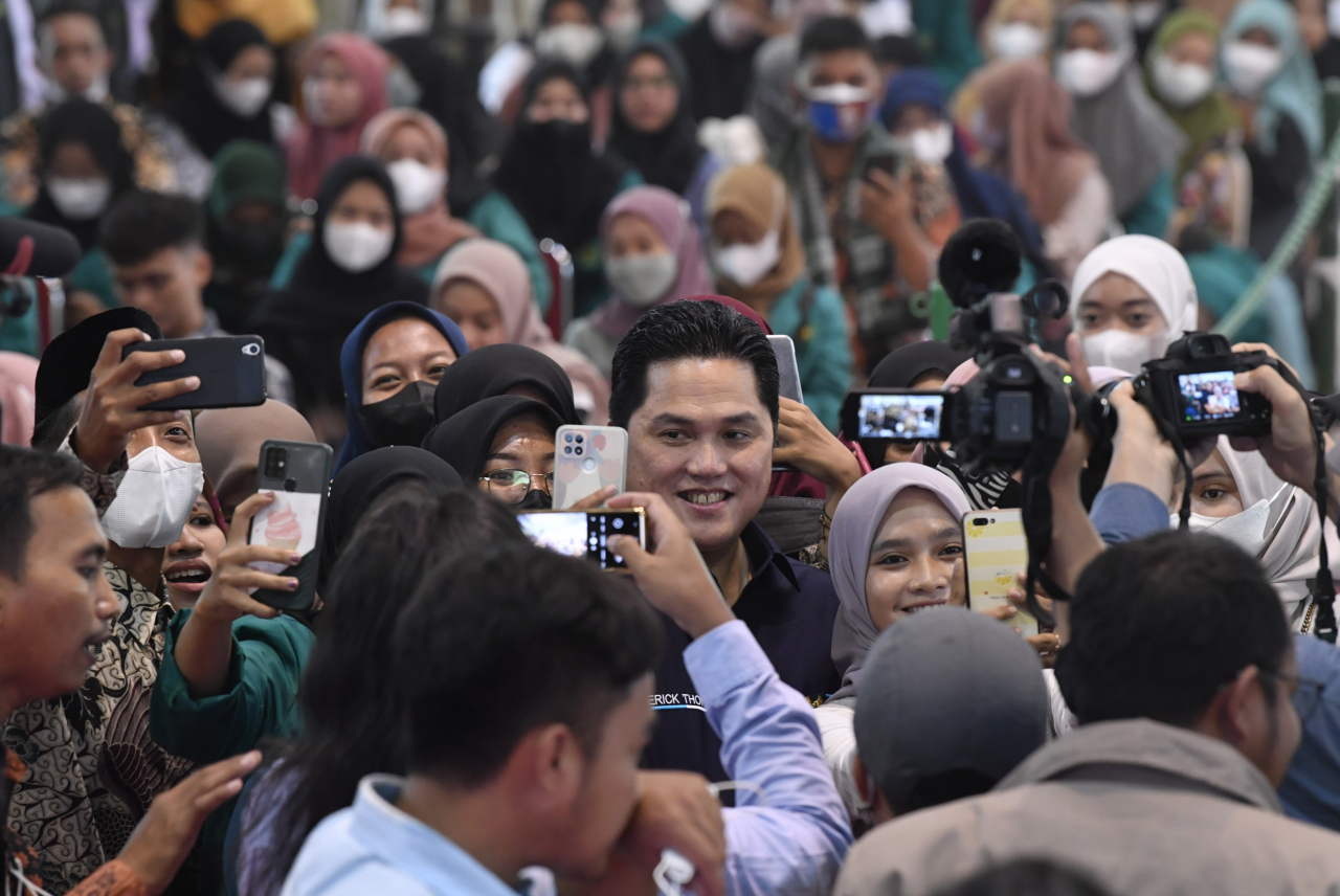 Menteri BUMN Erick Thohir (tengah) berswafoto dengan mahasiswa di Universitas Islam Darul Ulum, Lamongan, Jatim.