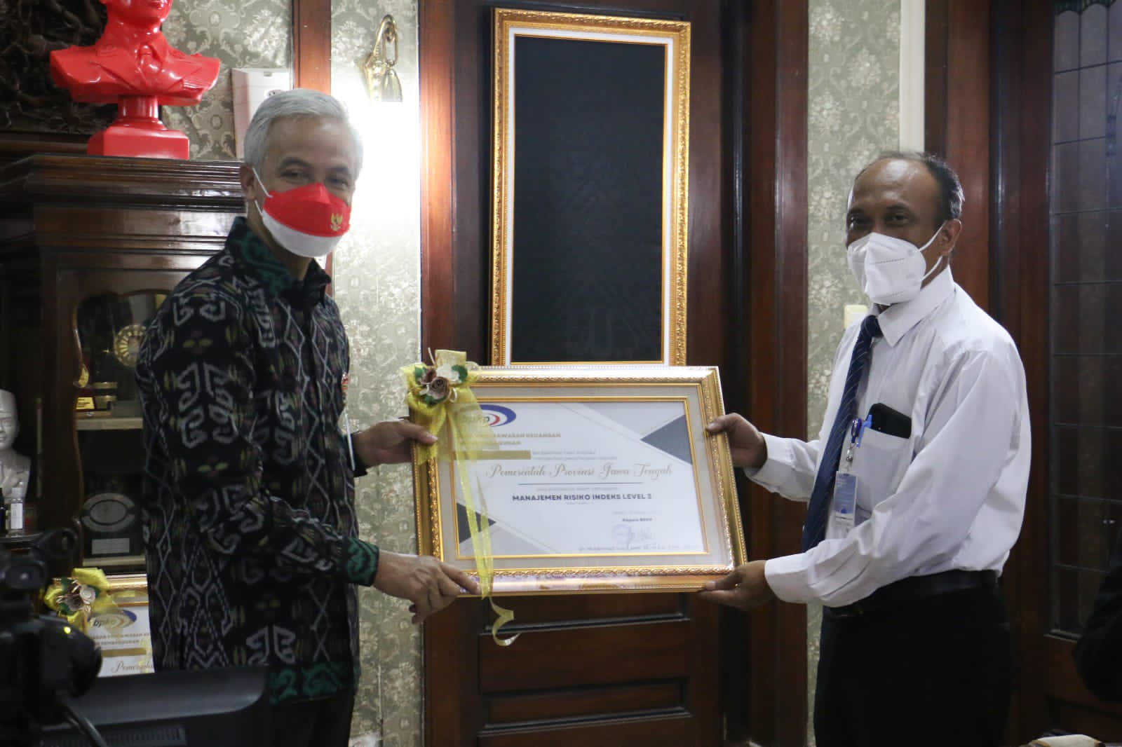 Gubernur Jateng Ganjar Pranowo (kiri).