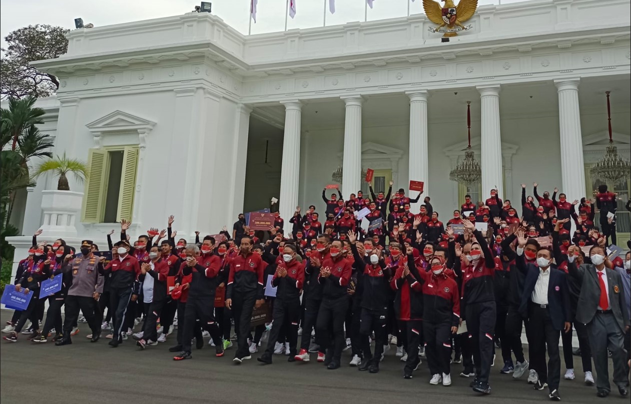 Presiden Serahkan Bonus Rp130,5 Miliar kepada Atlet SEA Games