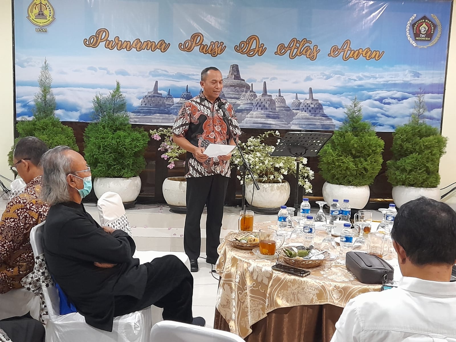 Suasana parade puisi Purnama Puisi di Atas Awan
