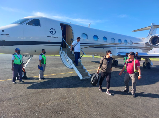 Sejumlah perwakilan LSM yang baru saja turun dari pesawat pribadi yang diduga milik Mardani Maming, Minggu (5/6).