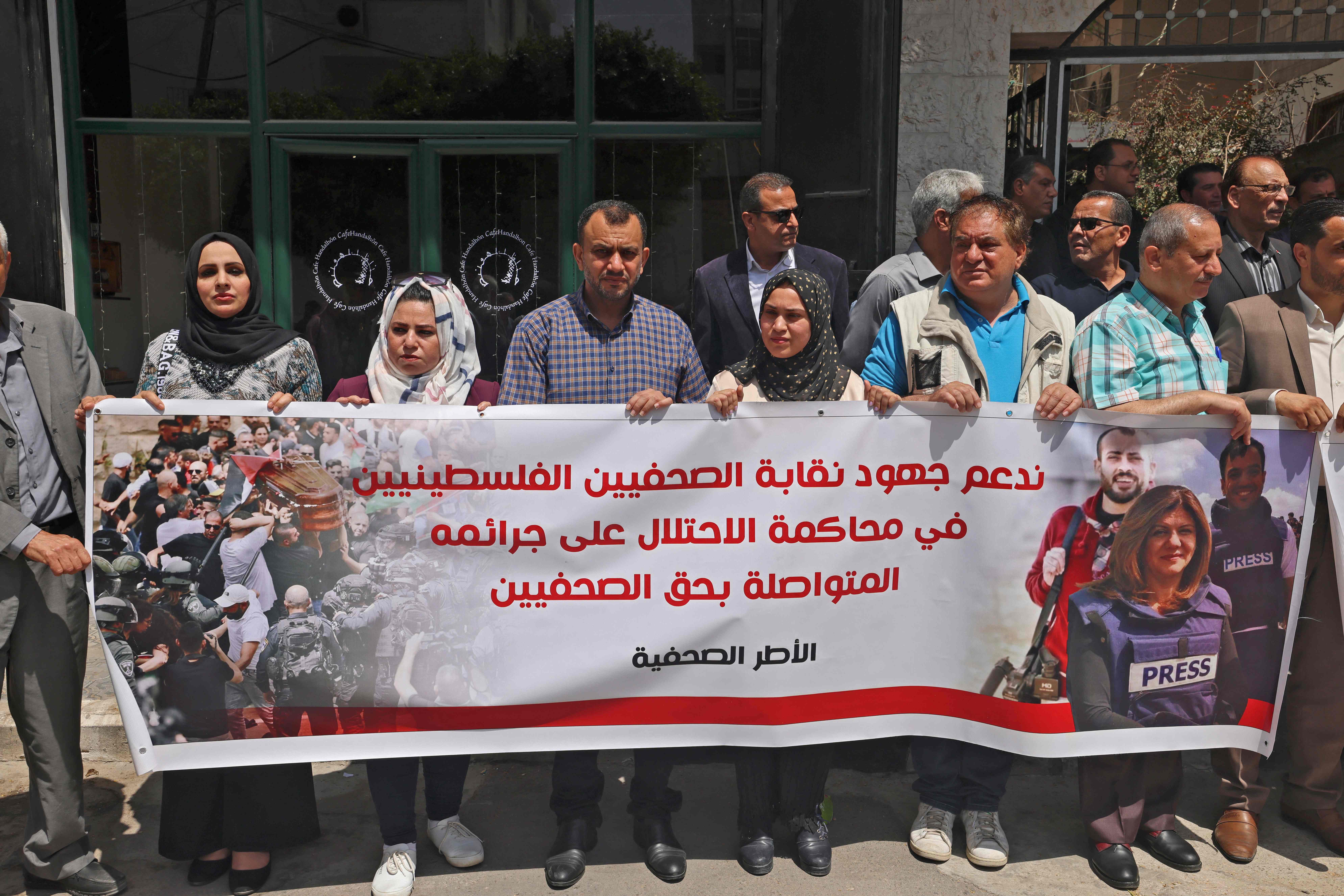 Anggota Palestinian Journalists Syndicate berunjuk rasa mengecam penembakan wartawan Al Jazeera Shireen Abu Akleh di Gaza, Palestina. 