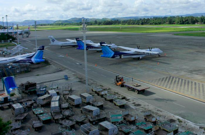 Sejumlah pesawat terbang terparkir di Bandara Sentani, Jayapura, Papua, Jumat (27/3).