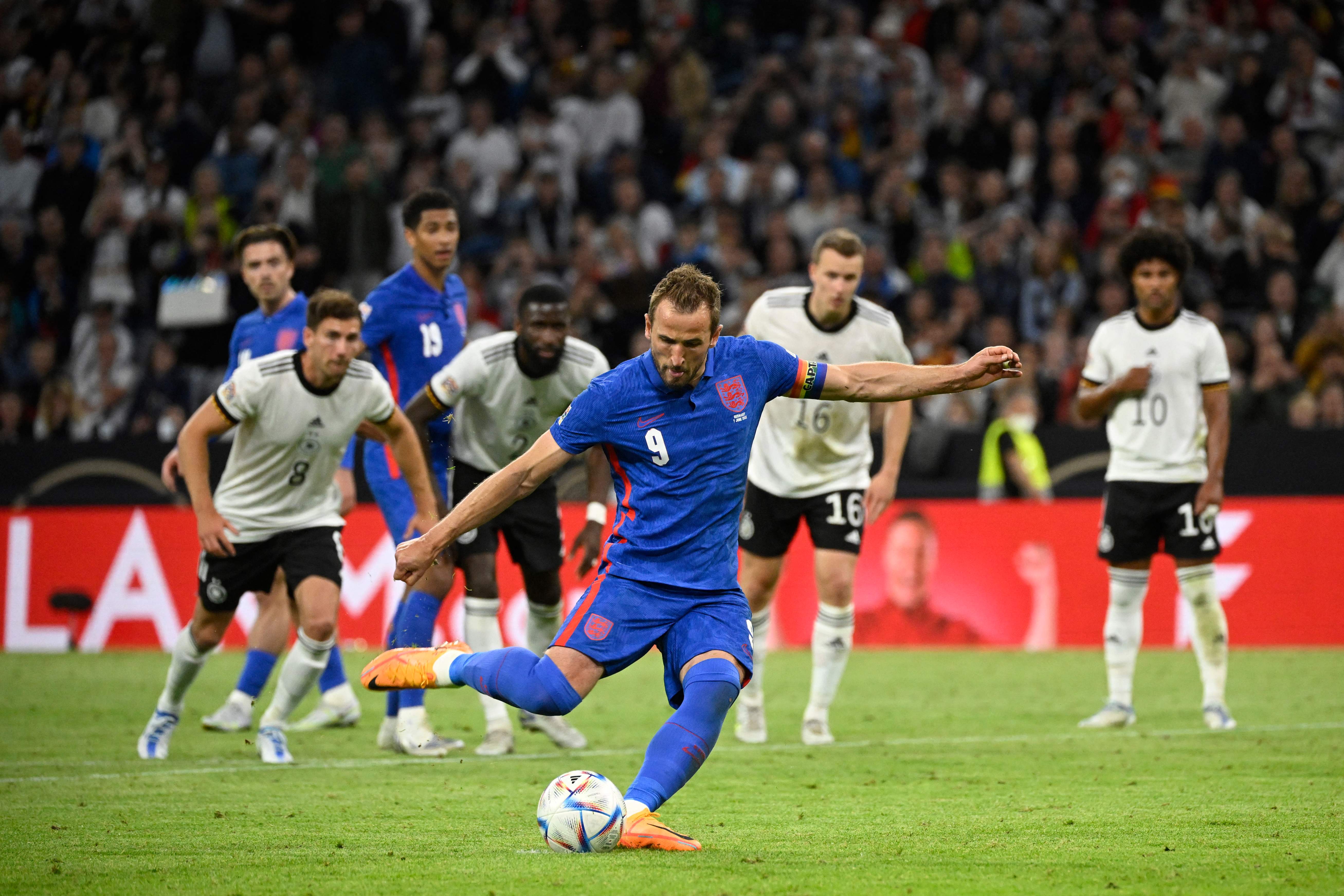 Kapten timnas Inggris Harry Kane mengeksekusi penalti dalam laga Liga Negara UEFA melawan Jerman.