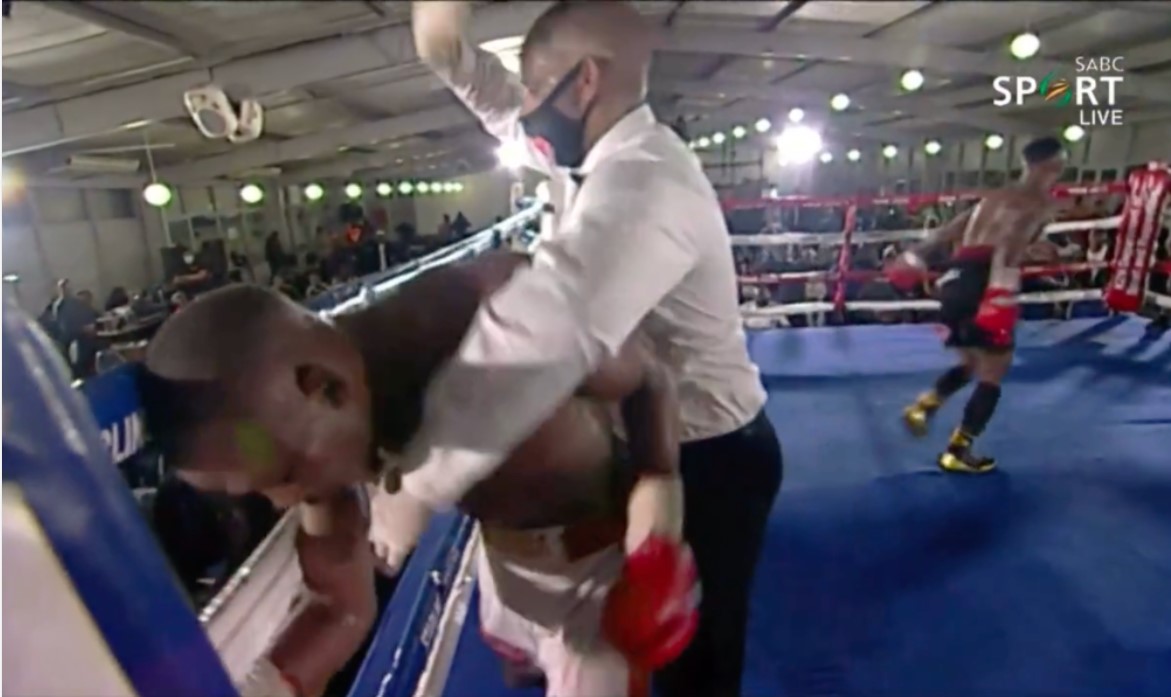 Petinju Simiso Buthelezi saat dihentikan wasit dalam laga tinju di Afrika Selatan.