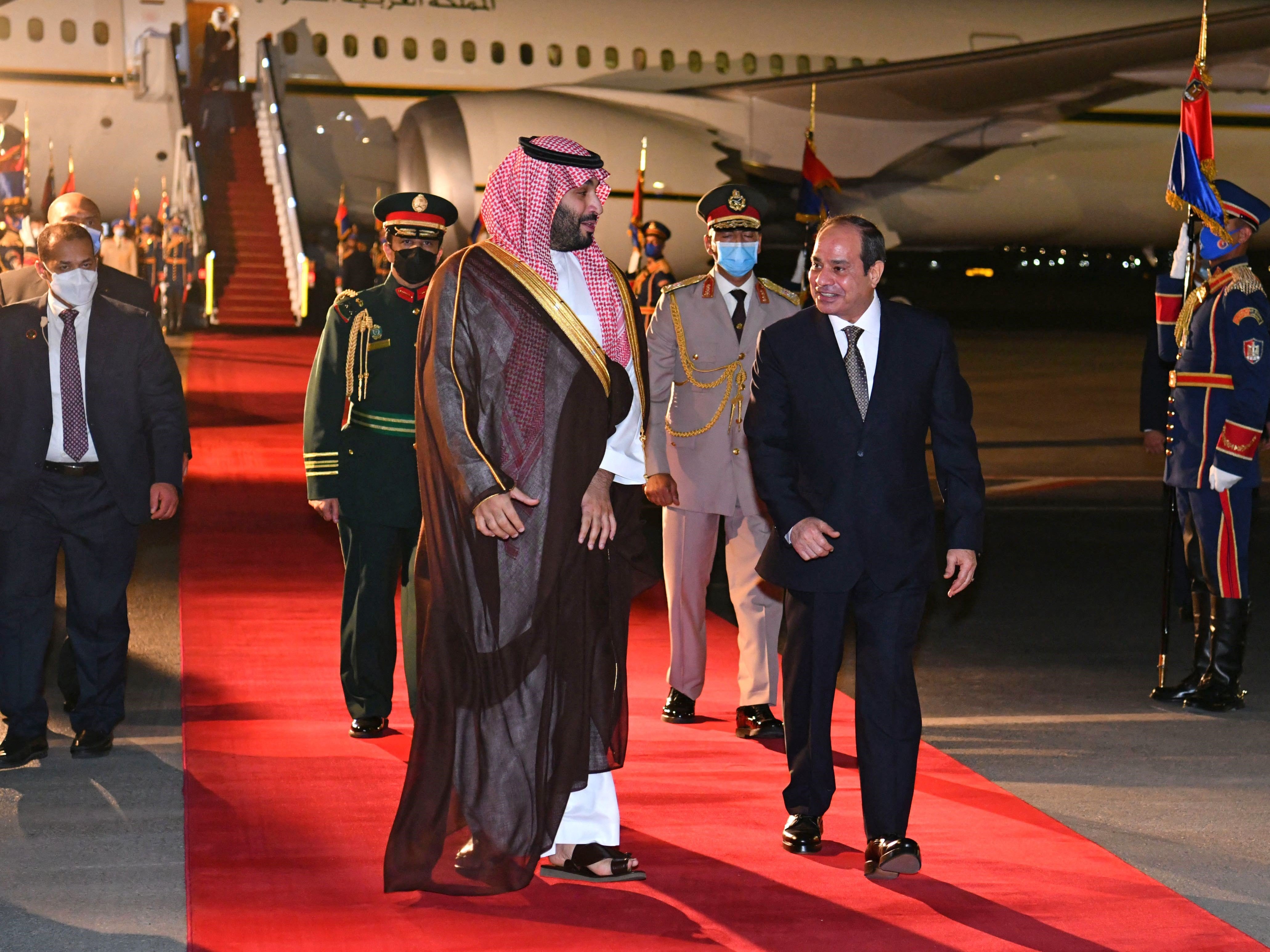 Presiden Mesir Abdel Fattah al-Sisi (kanan) menerima Putra Mahkota Arab Saudi Mohammed bin Salman bin Abdulaziz al-Saud di Kairo. 