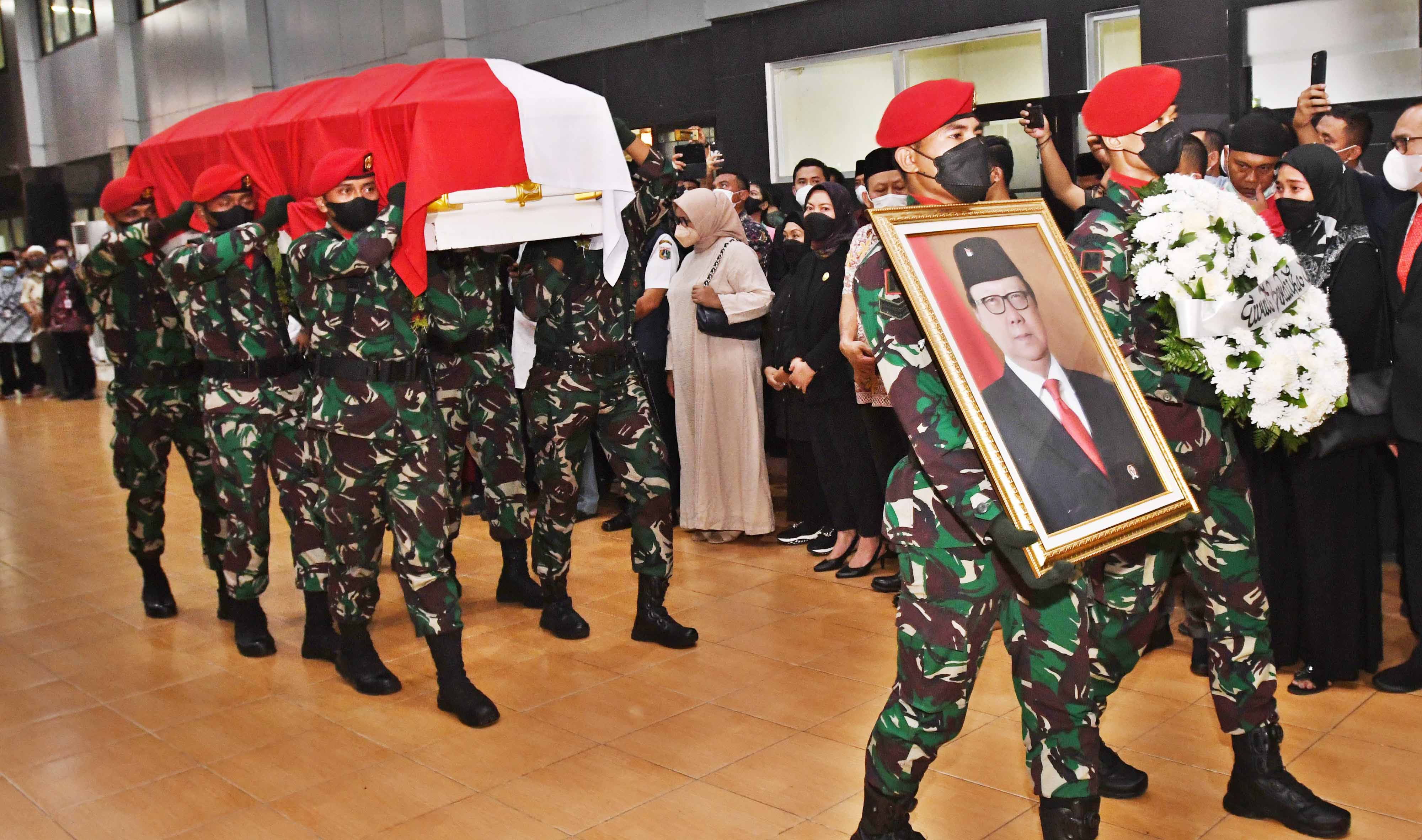 Sejumlah prajurit TNI mengangkat peti berisi jenazah Menteri PAN-RB Tjahjo Kumolo.