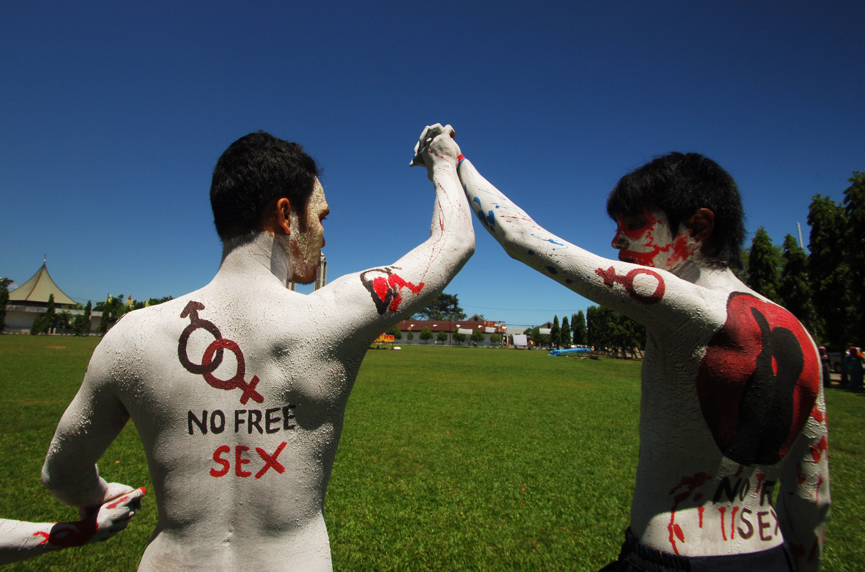 Pegiat KSR unit PMI Universitas Negeri Padang (UNP) mengampanyekan anti diskriminasi ODHA sekaligus sosialisasi HIV Aids 