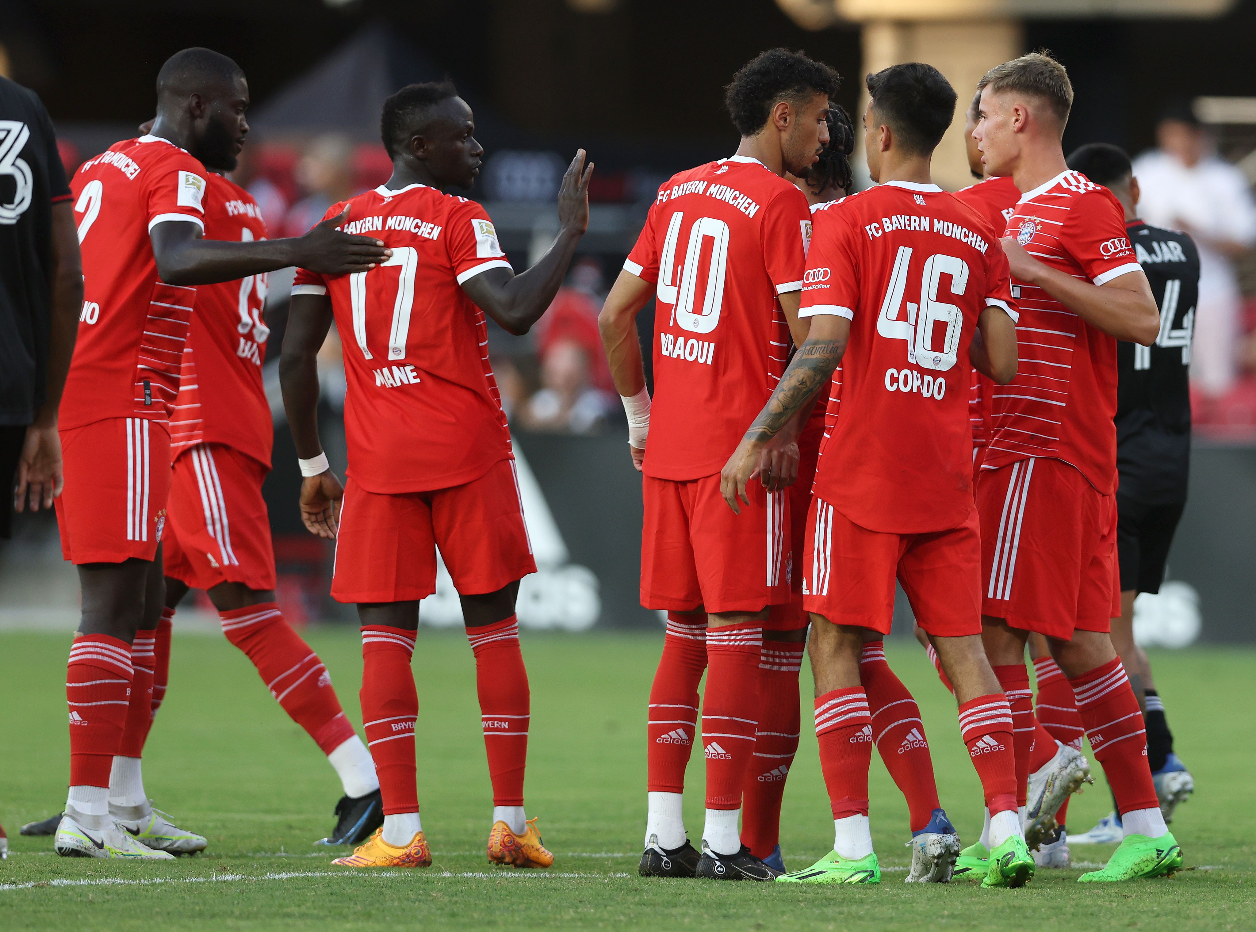 Striker Sadio Mane (no punggung 17) mendapat sambutan dari rekan-rekan setimnya setelah mencetak gol untuk Bayern Muenchen.