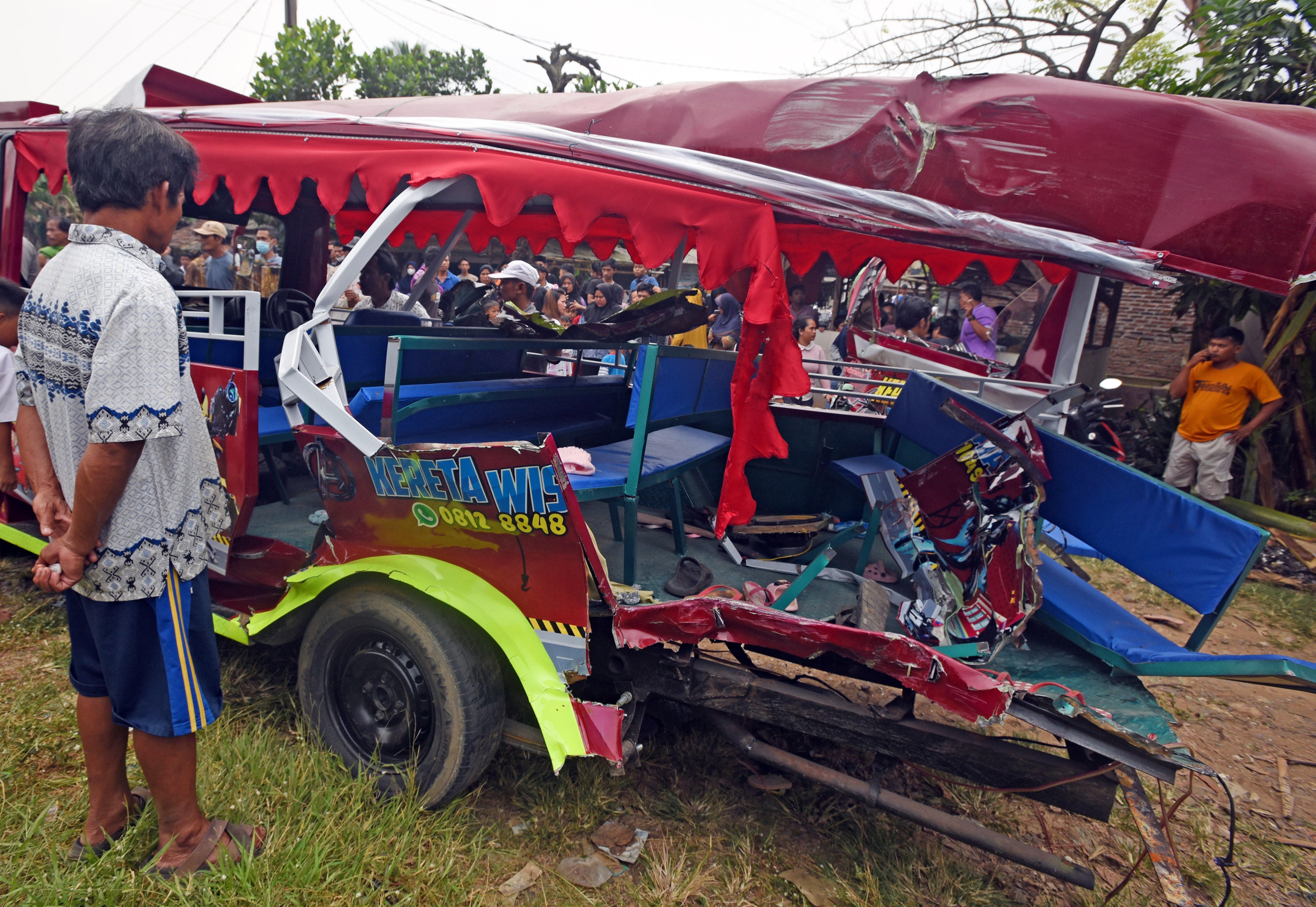 Odong-odong KA Merak-Rangkasbitung di Kampung Silebu Mesjid, Kragilan, Serang, Banten, Selasa (26/7).